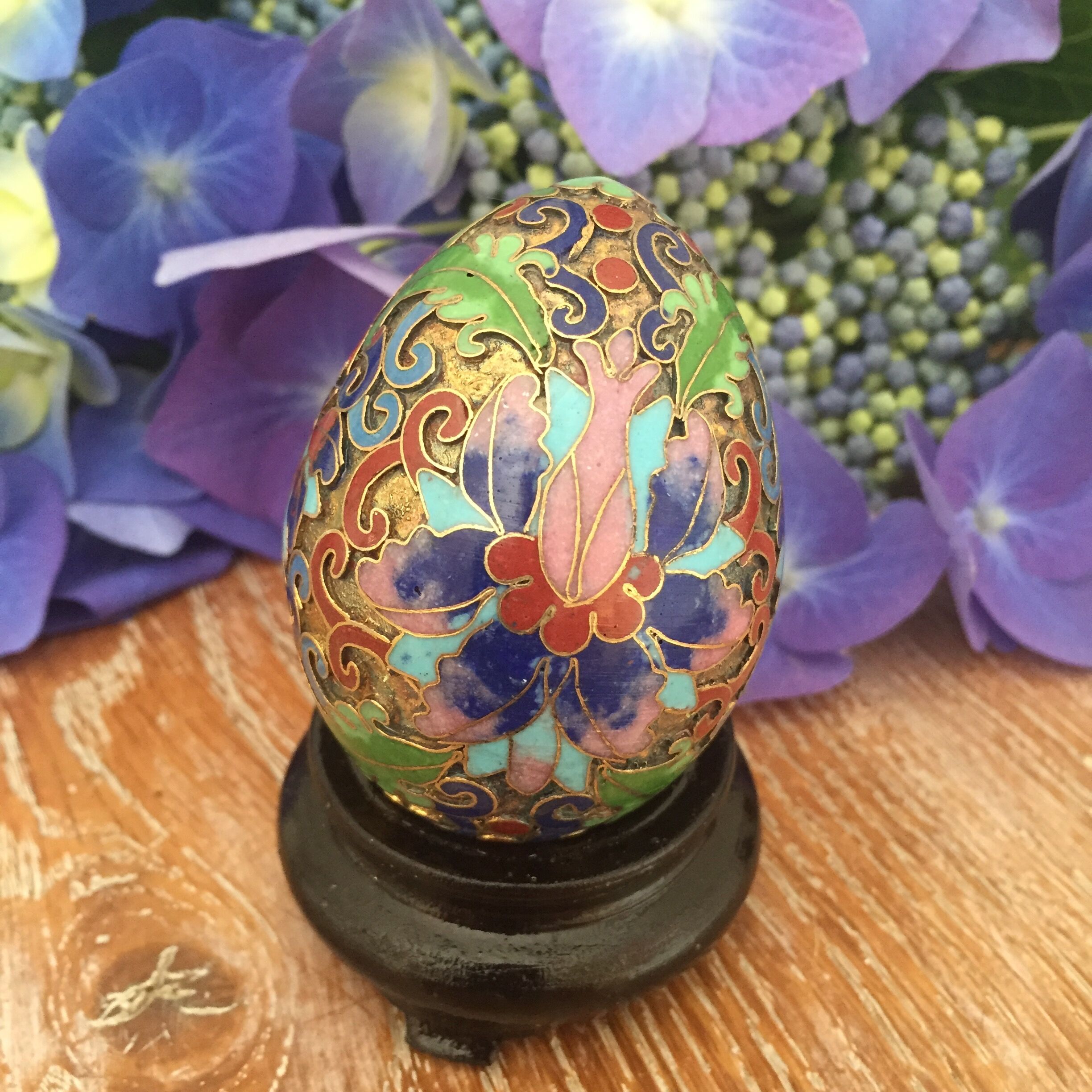 Batch of decorative partitioned eggs