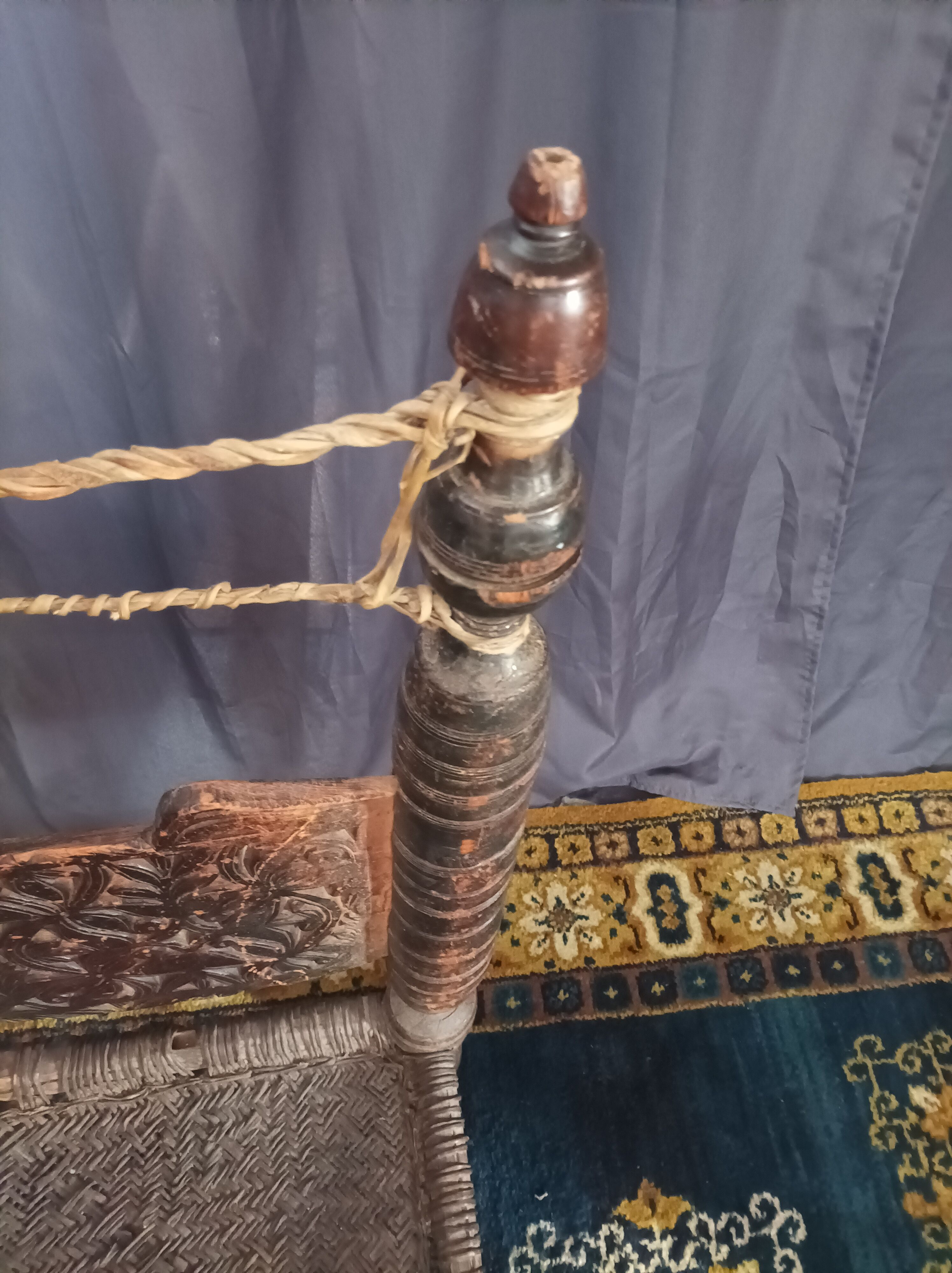 Chaise basse afghane en bois sculpté