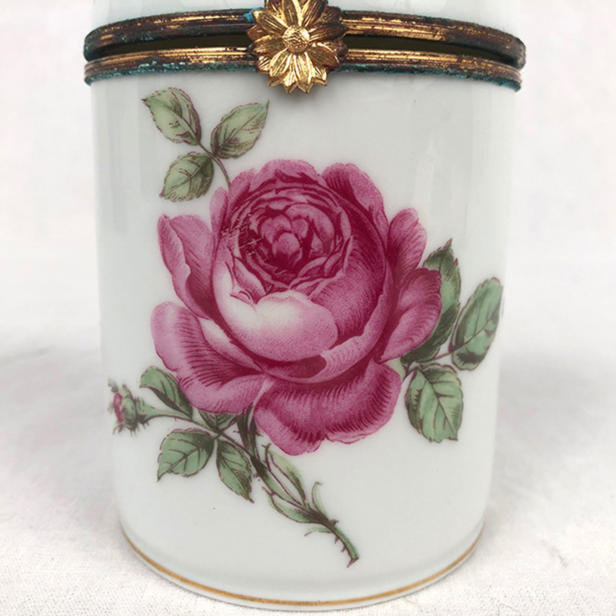 Porcelain box with lid, decorated with roses. Limoges, Singer circa 1950