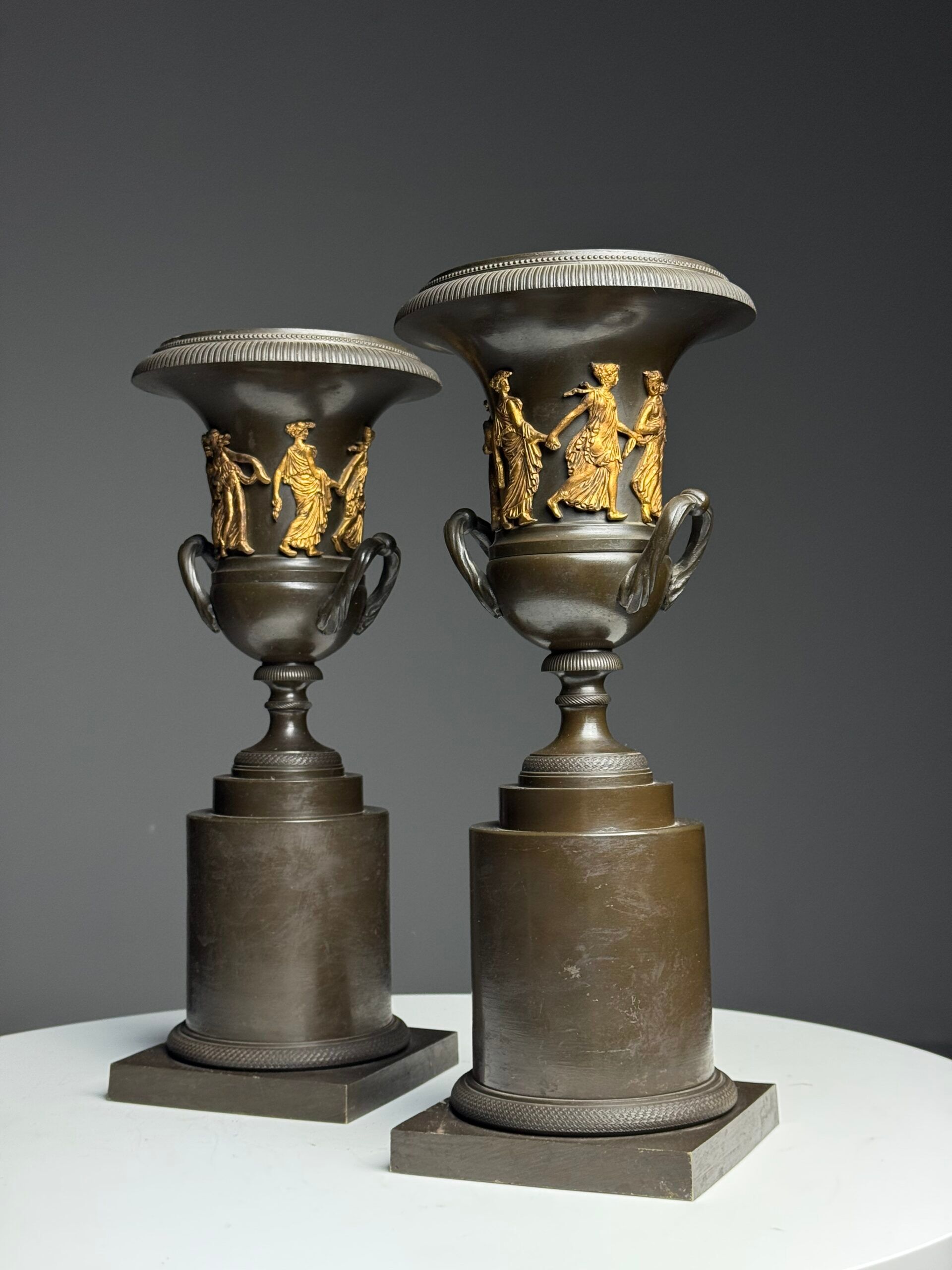 Paire de vases en bronze de style Empire