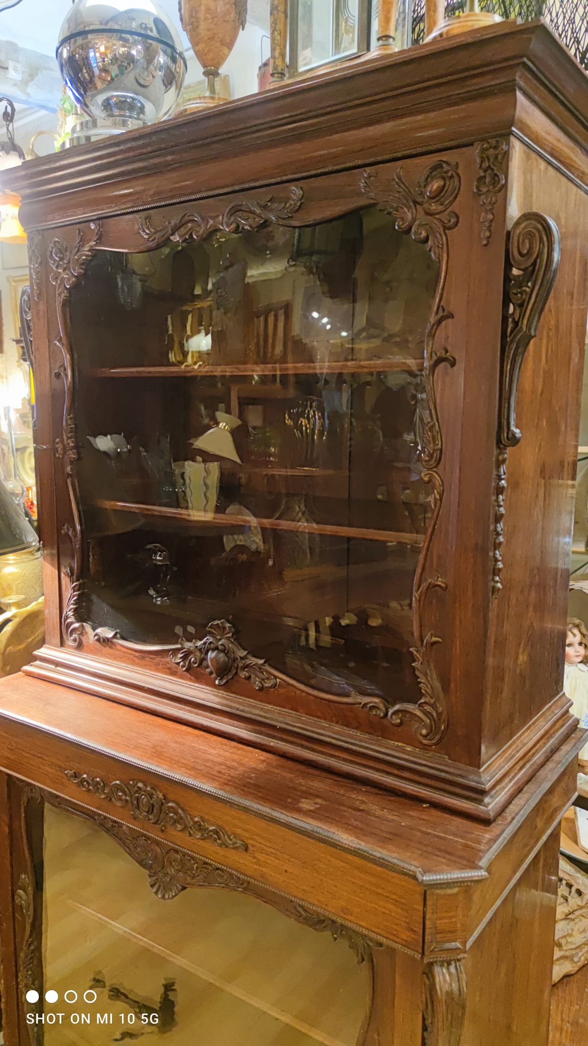 Two-part cabinet, recessed and with a glass-fronted display case, in Indian rosewood, circa 1850/60