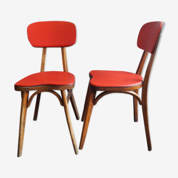 Lot of 2 wooden chairs and red skai