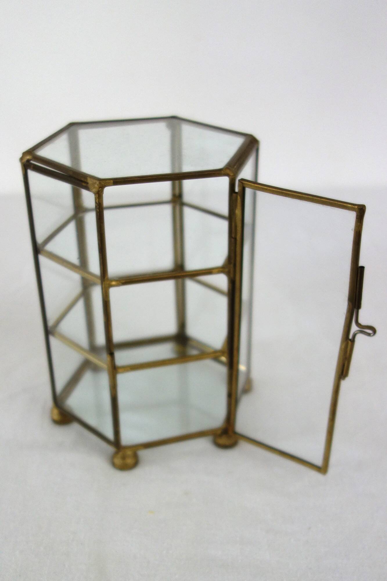 Ancienne petite vitrine hexagonale pour miniatures ou bijoux