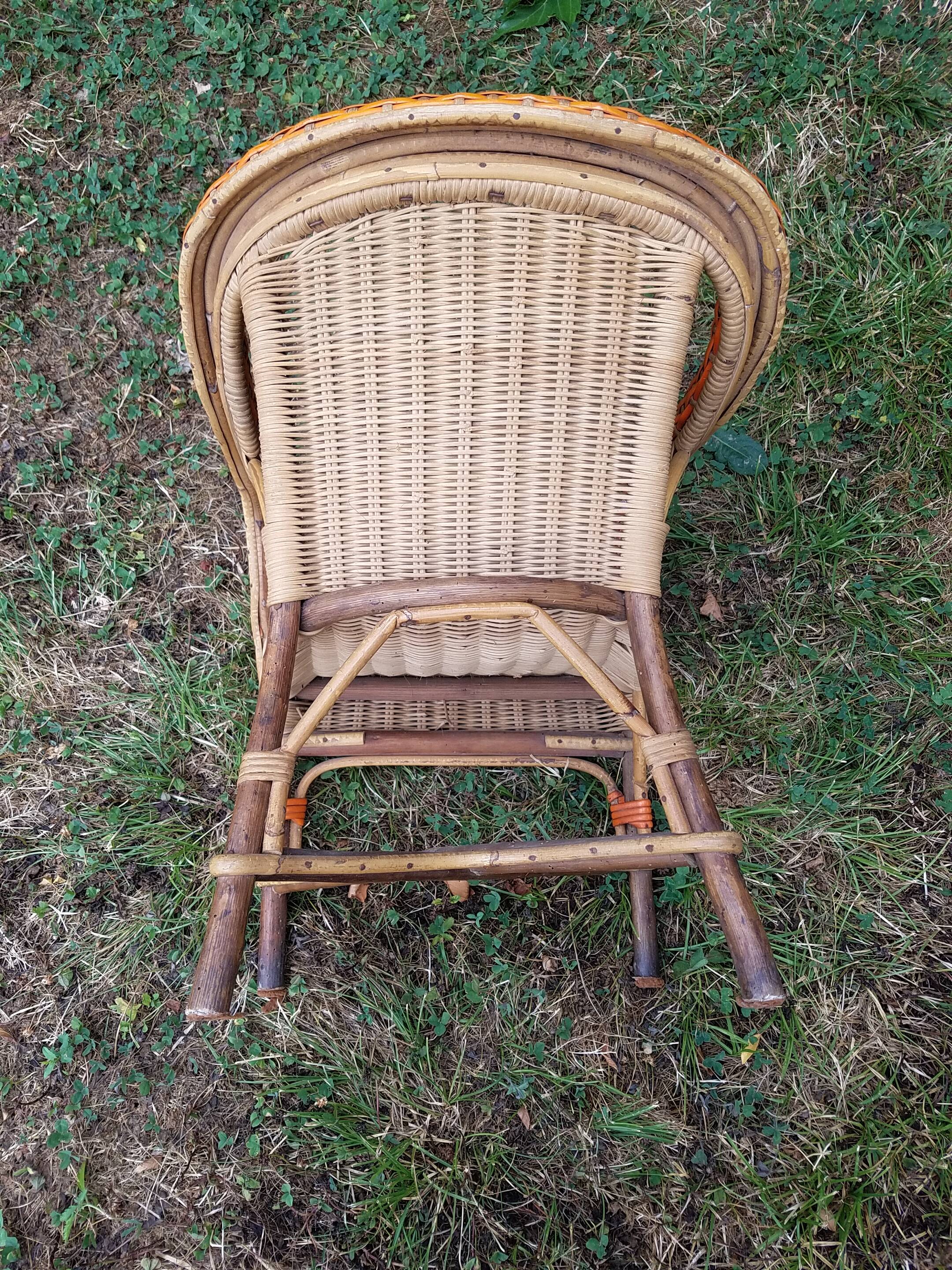 Fauteuil et table en rotin pour enfant