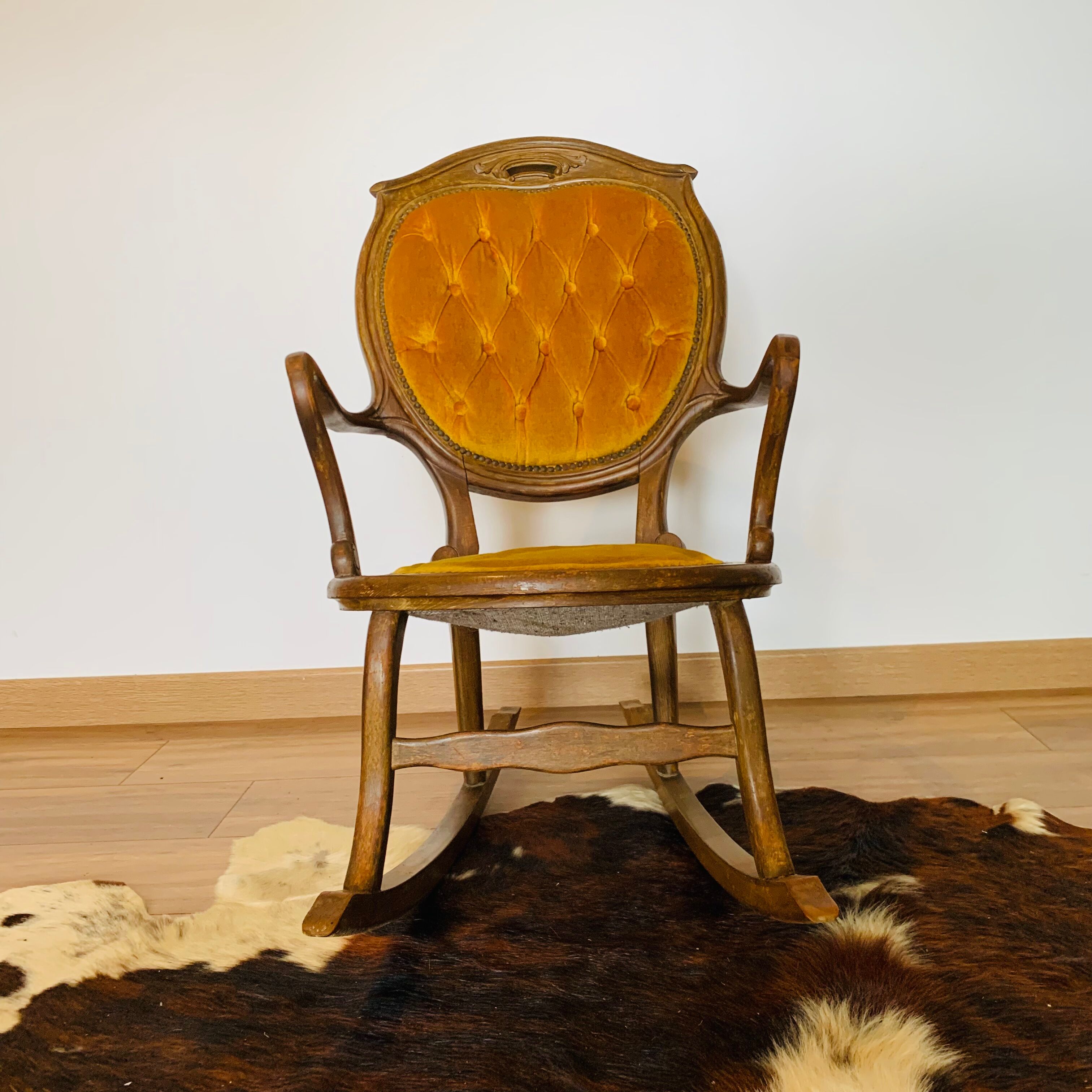 Rocking chair back medallion