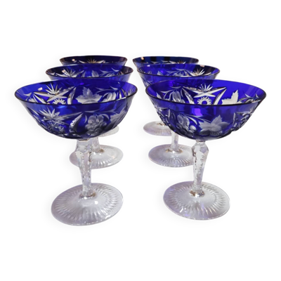6 coupes à champagne en cristal taillé bleu cobalt