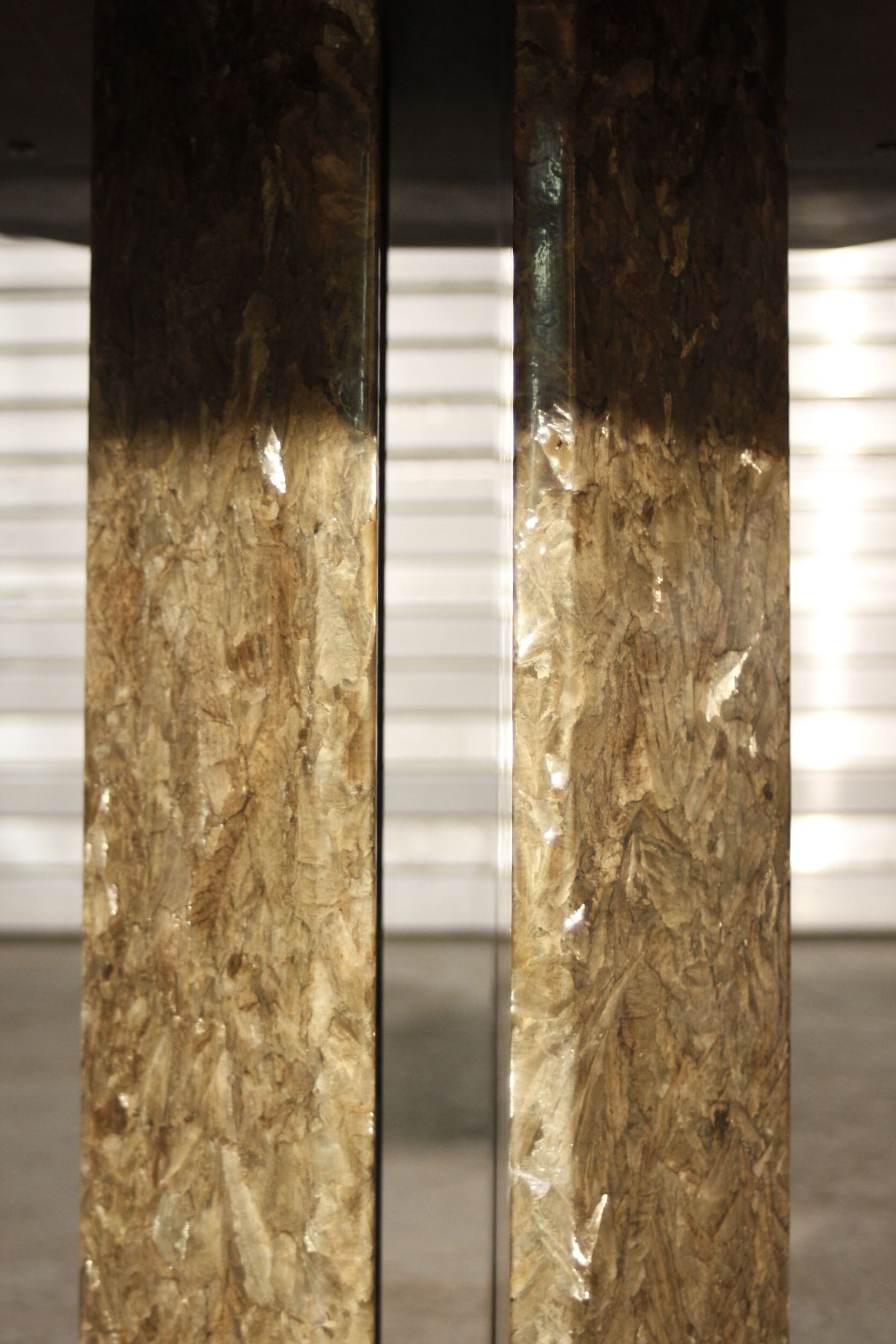 Octagonal post-modernist lounge table in marble beaded massive green quartz, Italy 1970s