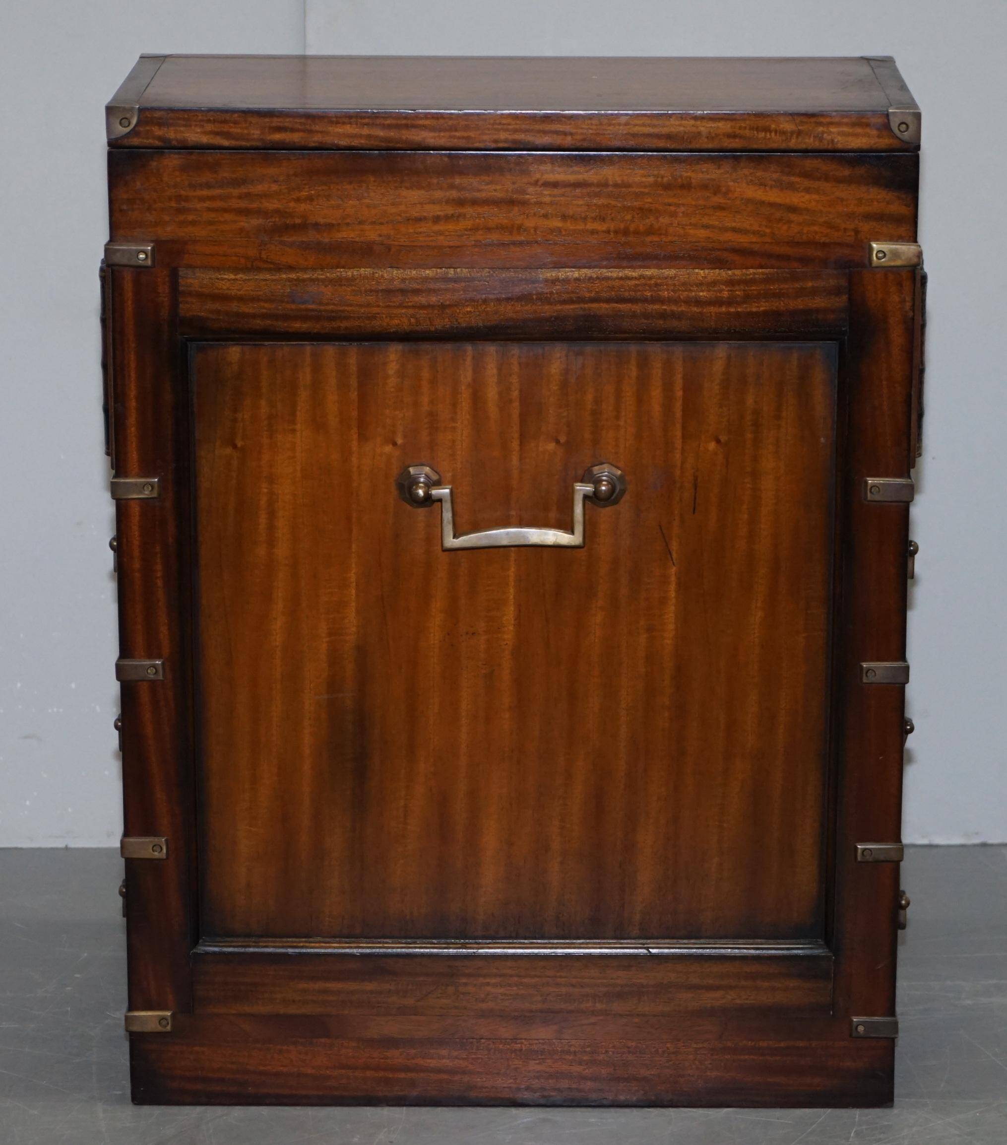 Commode campagne militaire Harrods en cuir - léger et décoratif