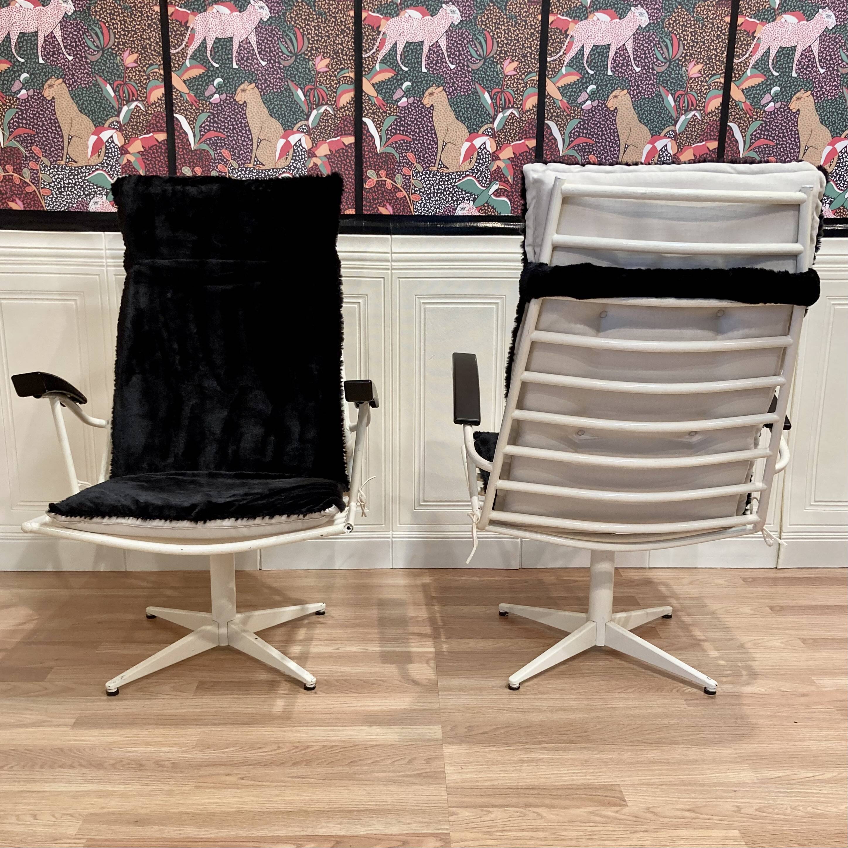 DUO DE FAUTEUILS MÉTAL ET BAKÉLITE.