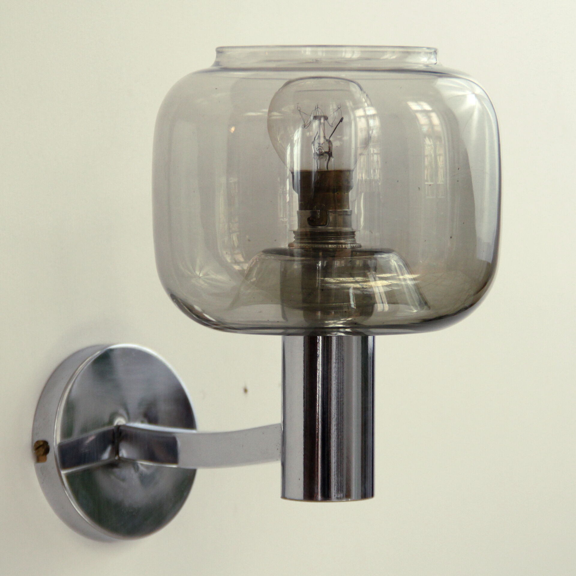 Paire d'appliques murales métal chromé et globe verre fumé, seventies