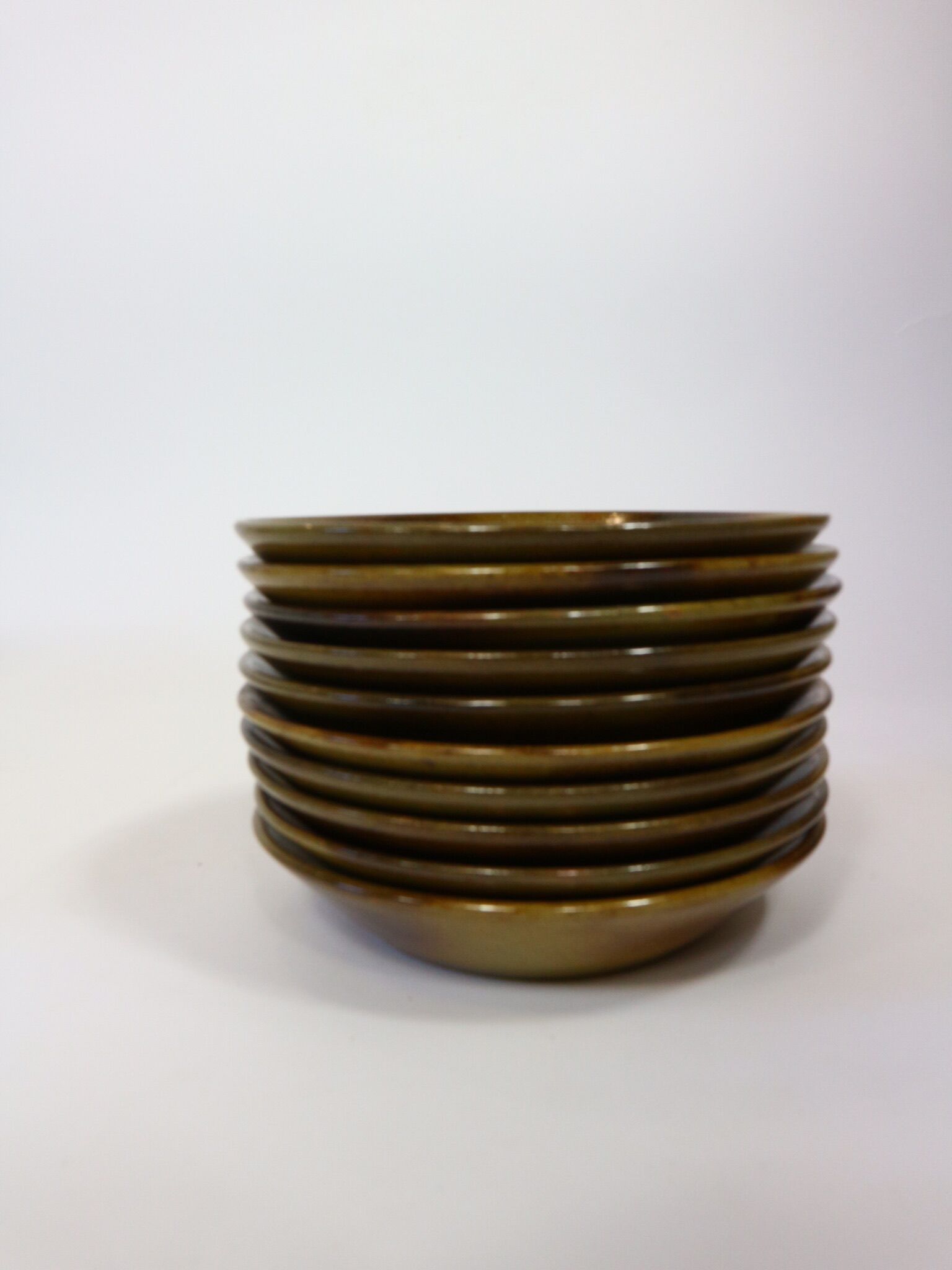 Vintage service plates and serving trays, 39 pieces, silk-screened.