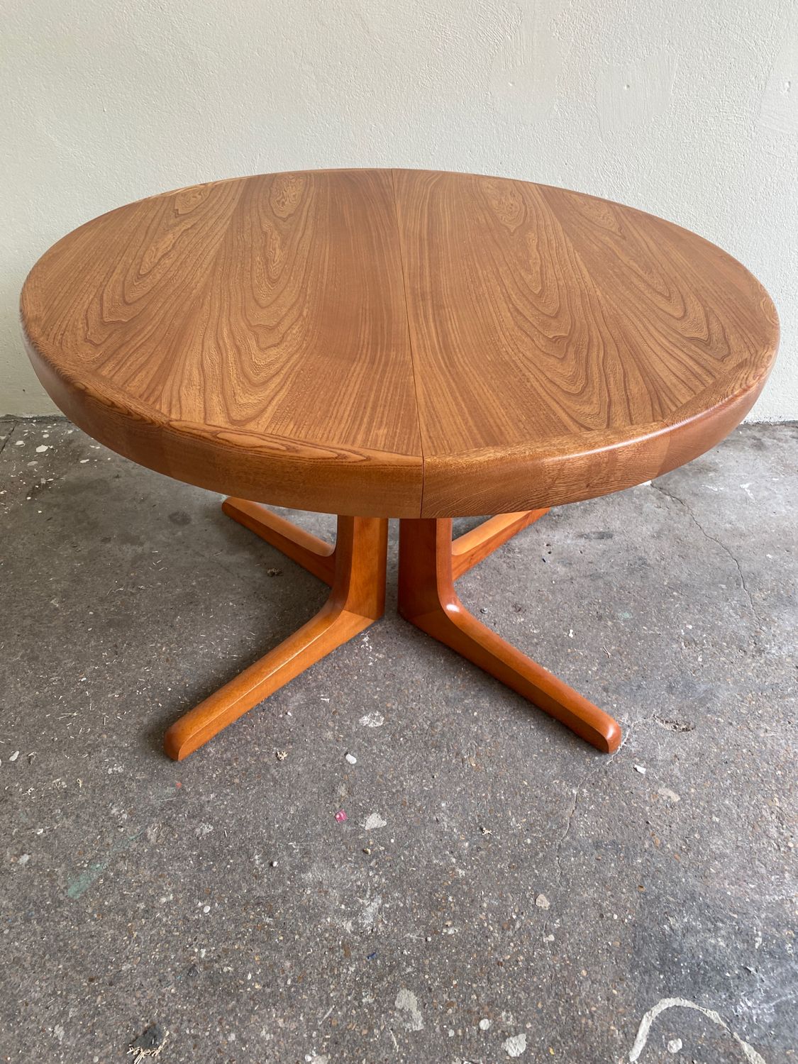 Baumann dining table