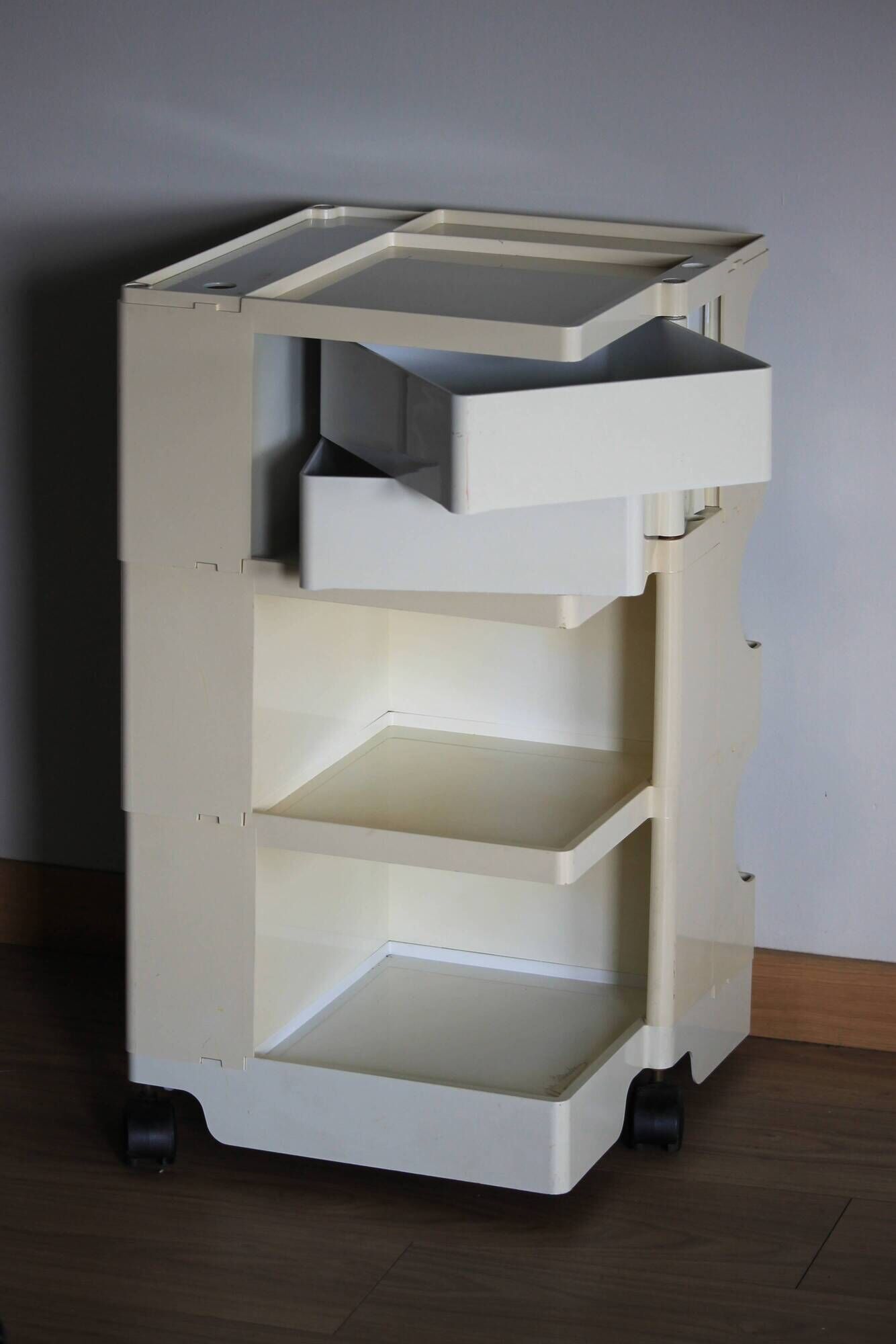 Vintage Boby Joe Colombo dessert trolley, space age 1970 Italian design.
