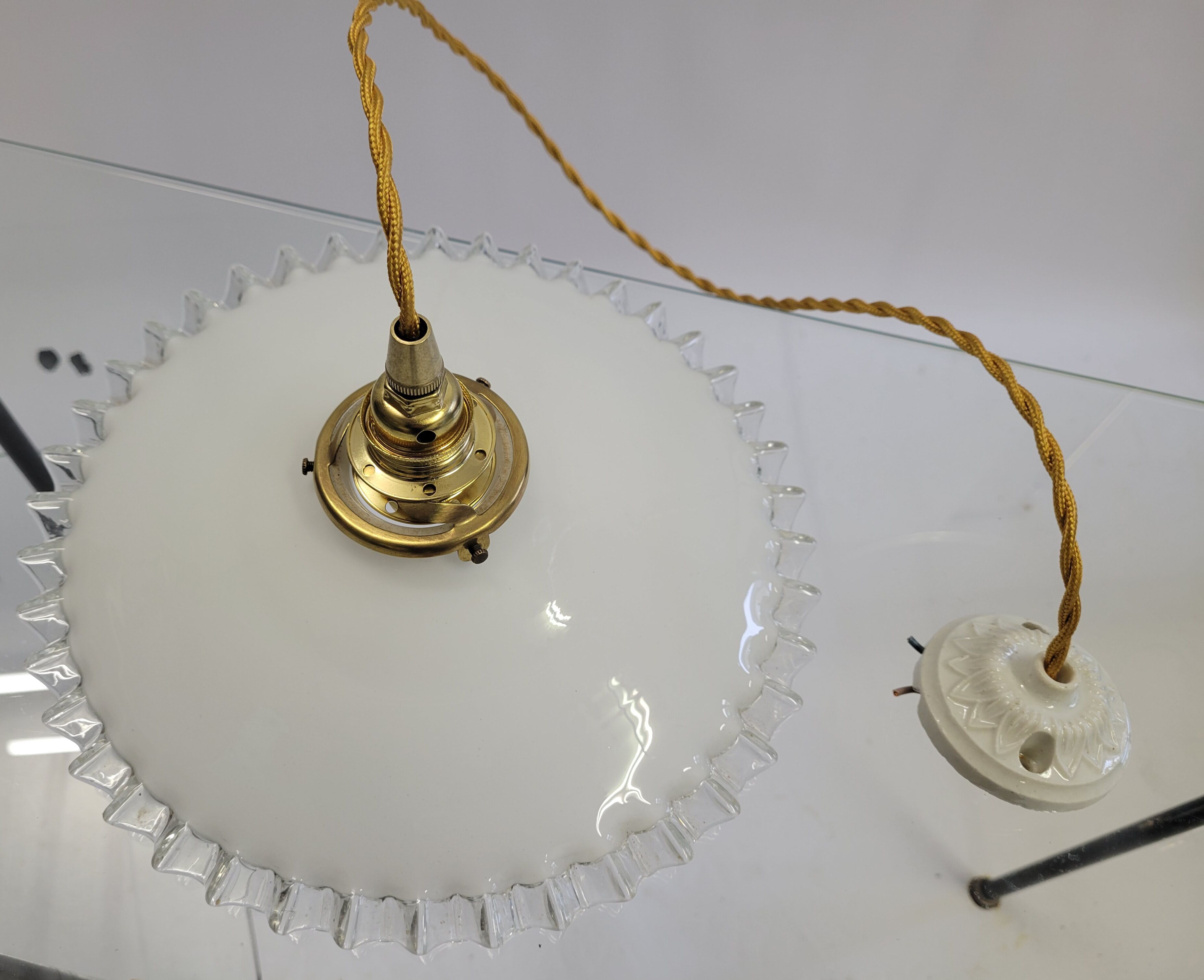 Serrated opaline suspension