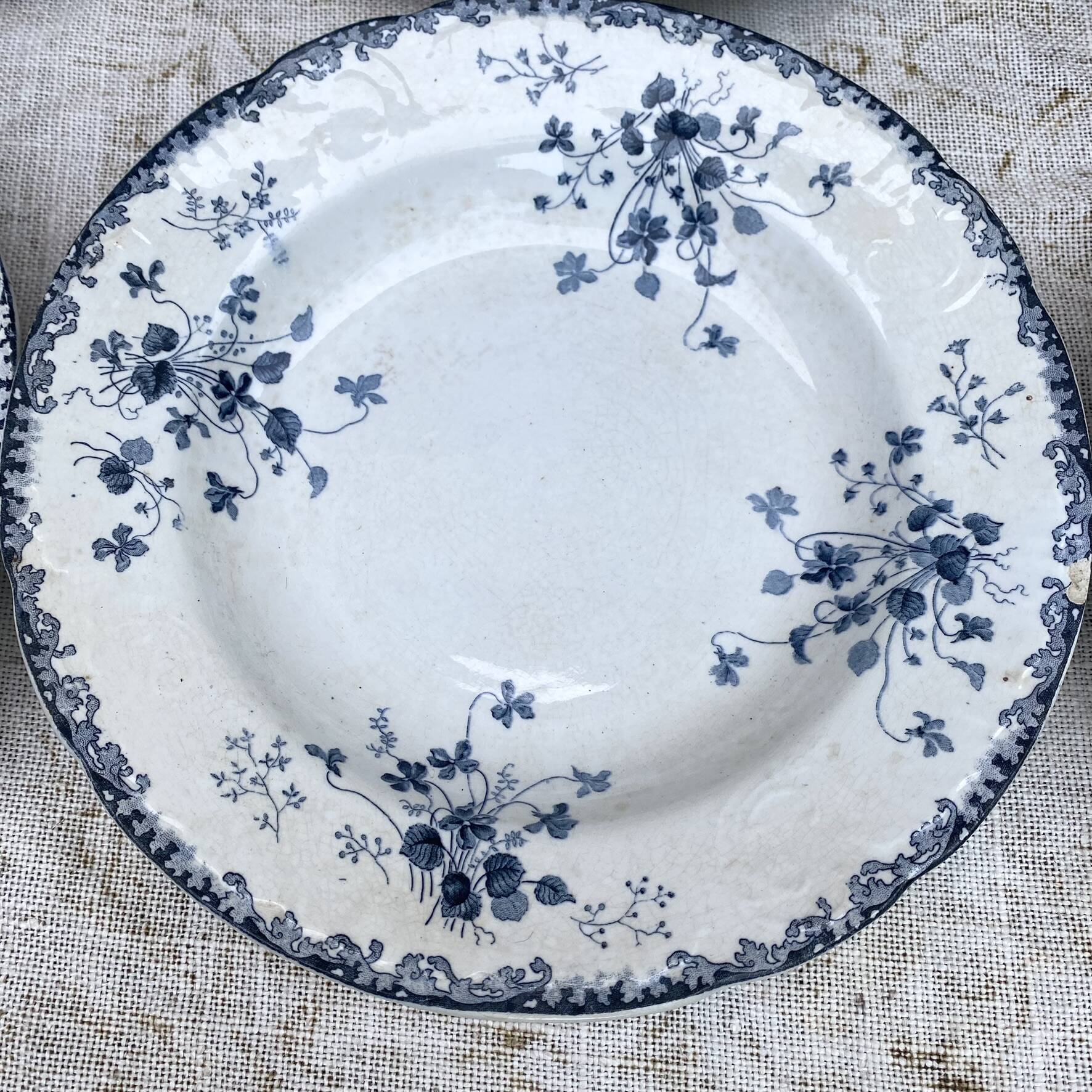 Assiettes creuses en terre de fer Emile Bourgeois Paris