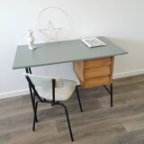 Bureau moderniste et sa chaise