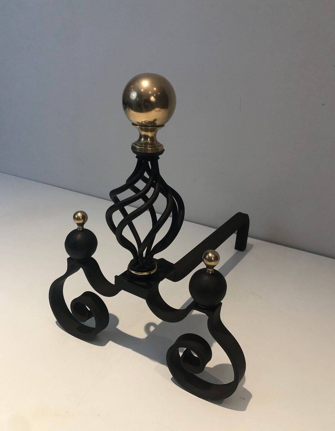 Paire de Chenets en Fer Forgé à Boules de Laiton Poli et Corps en Cage Ajou