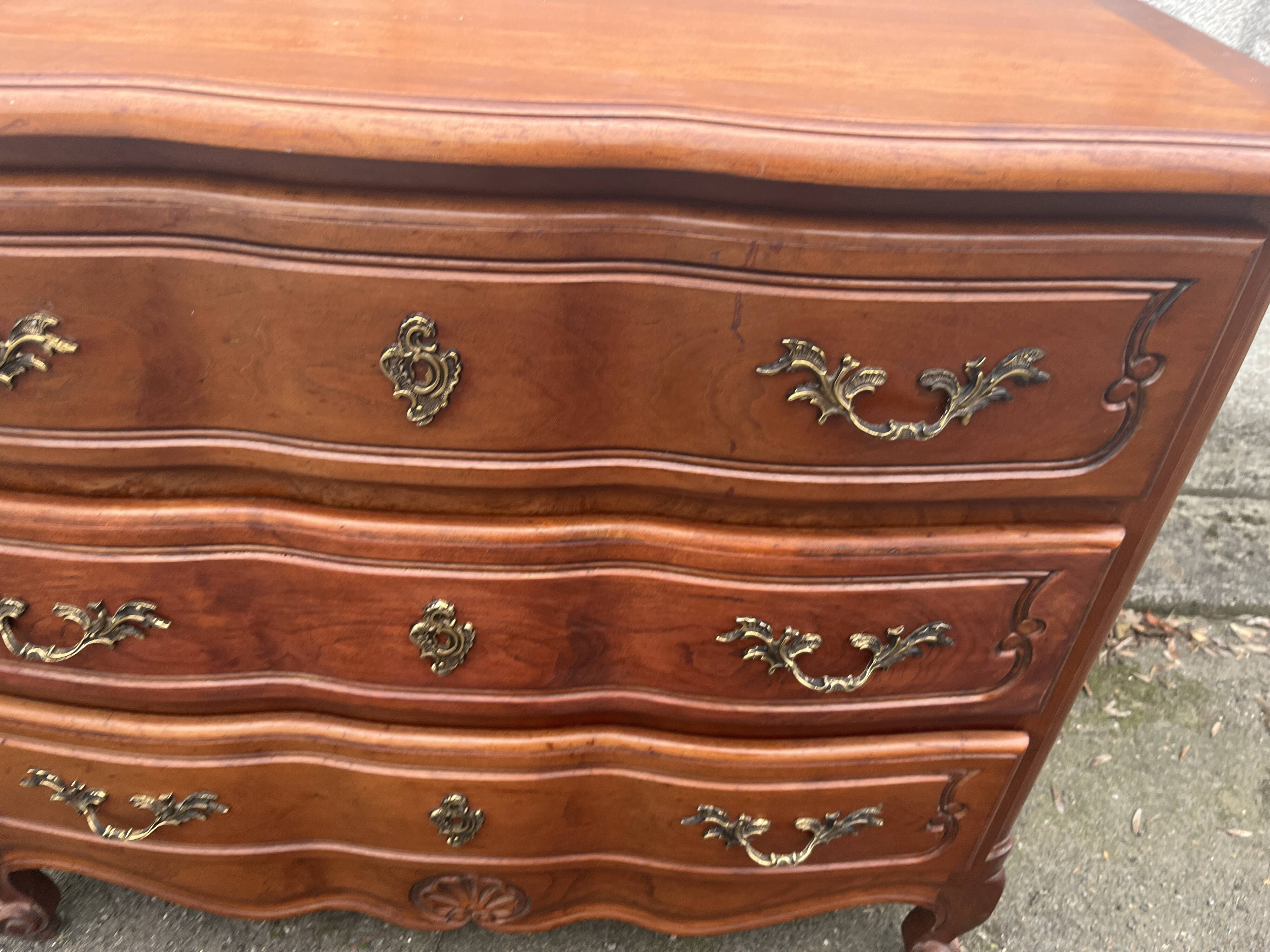 Commode en bois à trois tiroirs, style Louis XV, poignées en laiton