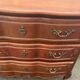 Commode en bois à trois tiroirs, style Louis XV, poignées en laiton
