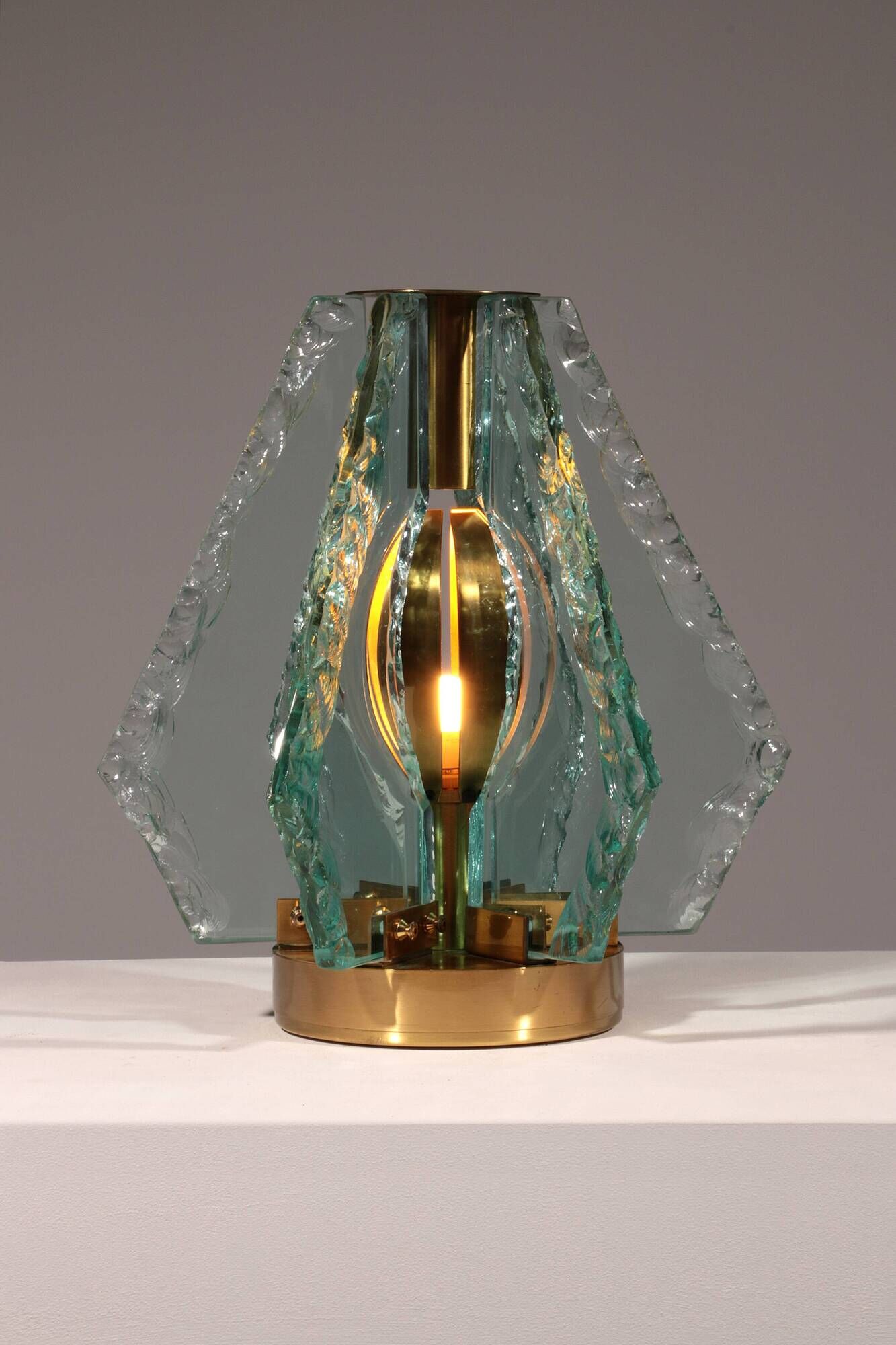 Lampe de table en verre ciselé et laiton par Gino Paroldo pour Dinodei, années 1960