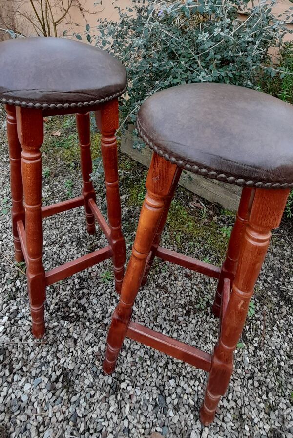 Paire de tabourets de bar en bois tourné et assise simili cuir clouté, rustique chic