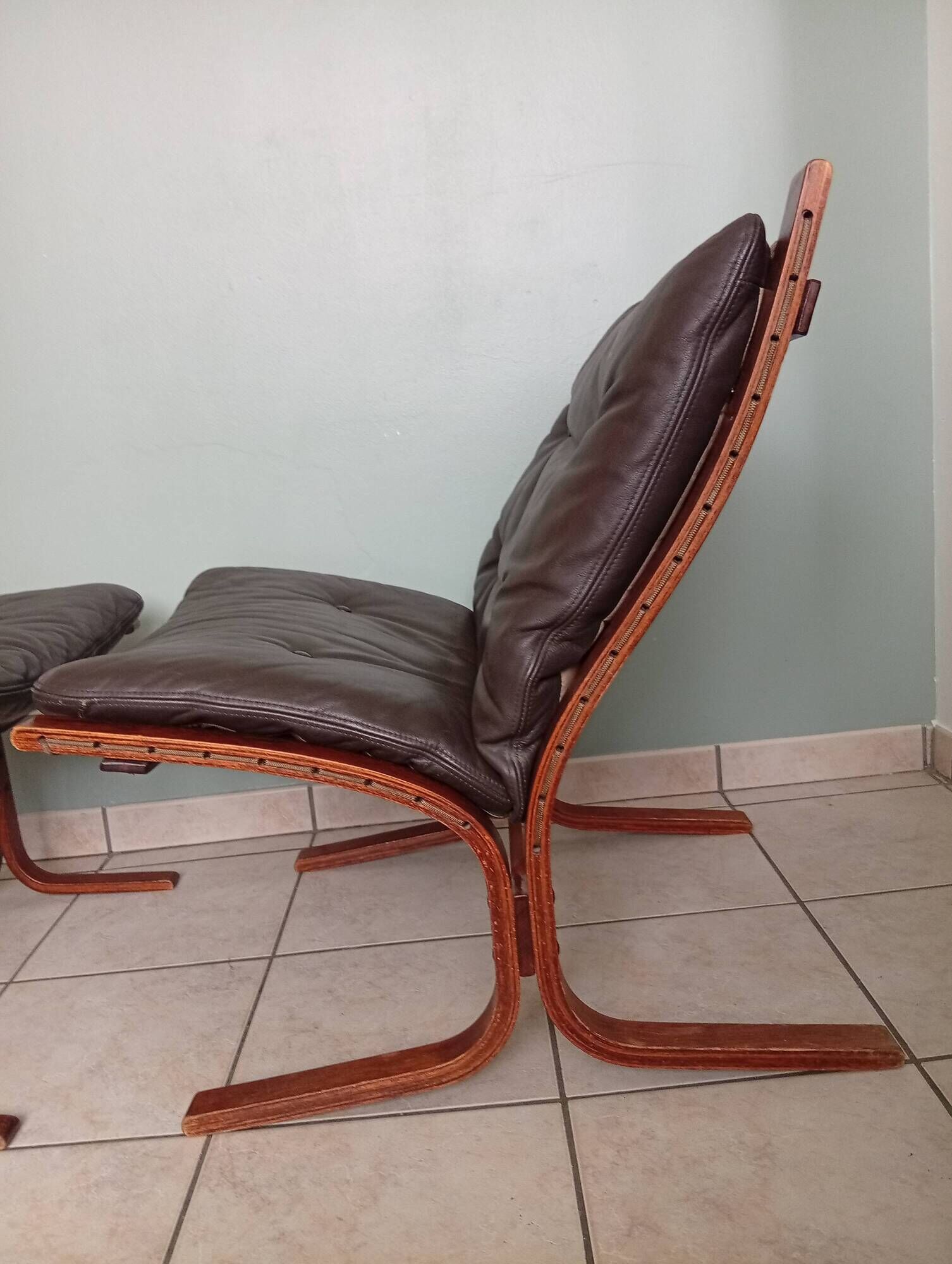 Fauteuil Ingmar Relling chauffeuses et Ottoman bois vintage scandinave