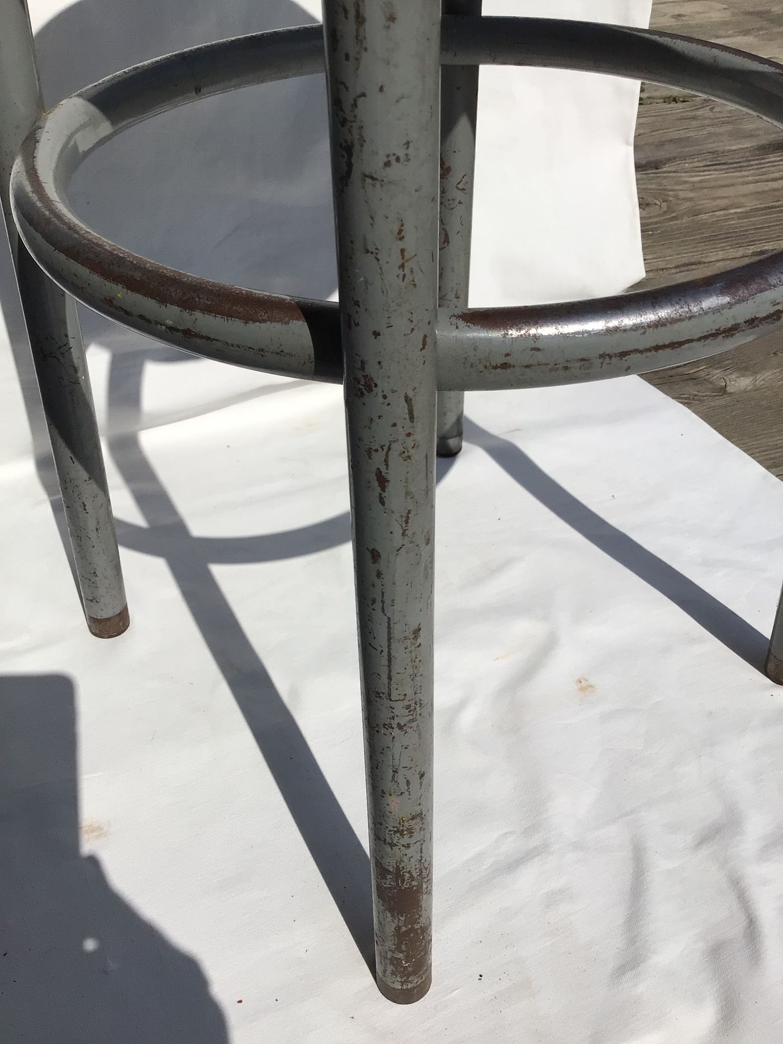 Tabouret industriel assise cuir gris foncé
