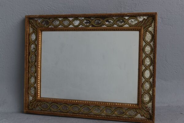 Miroir de style 1940 en bois doré ajouré