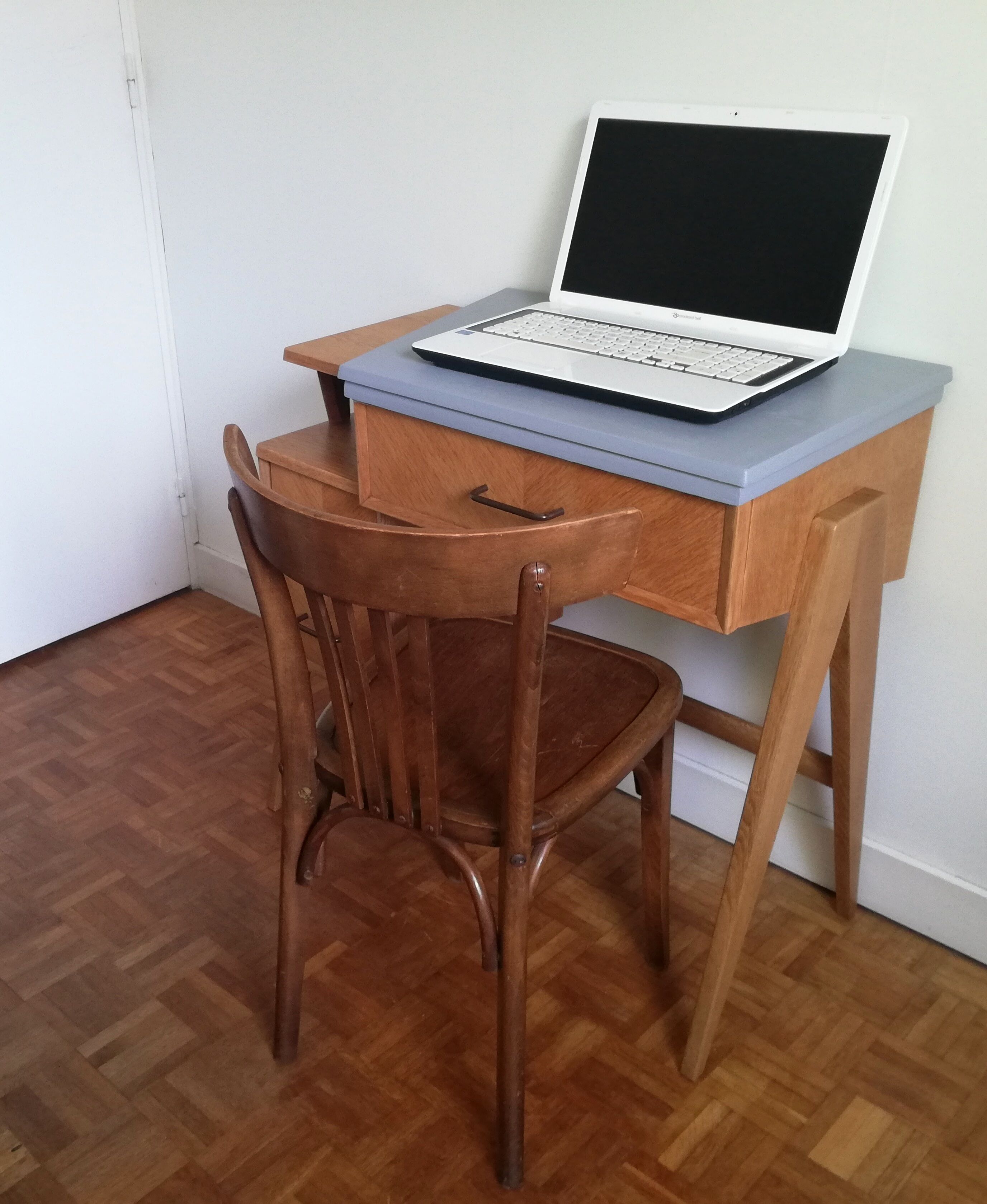 Extendable desk compass feet