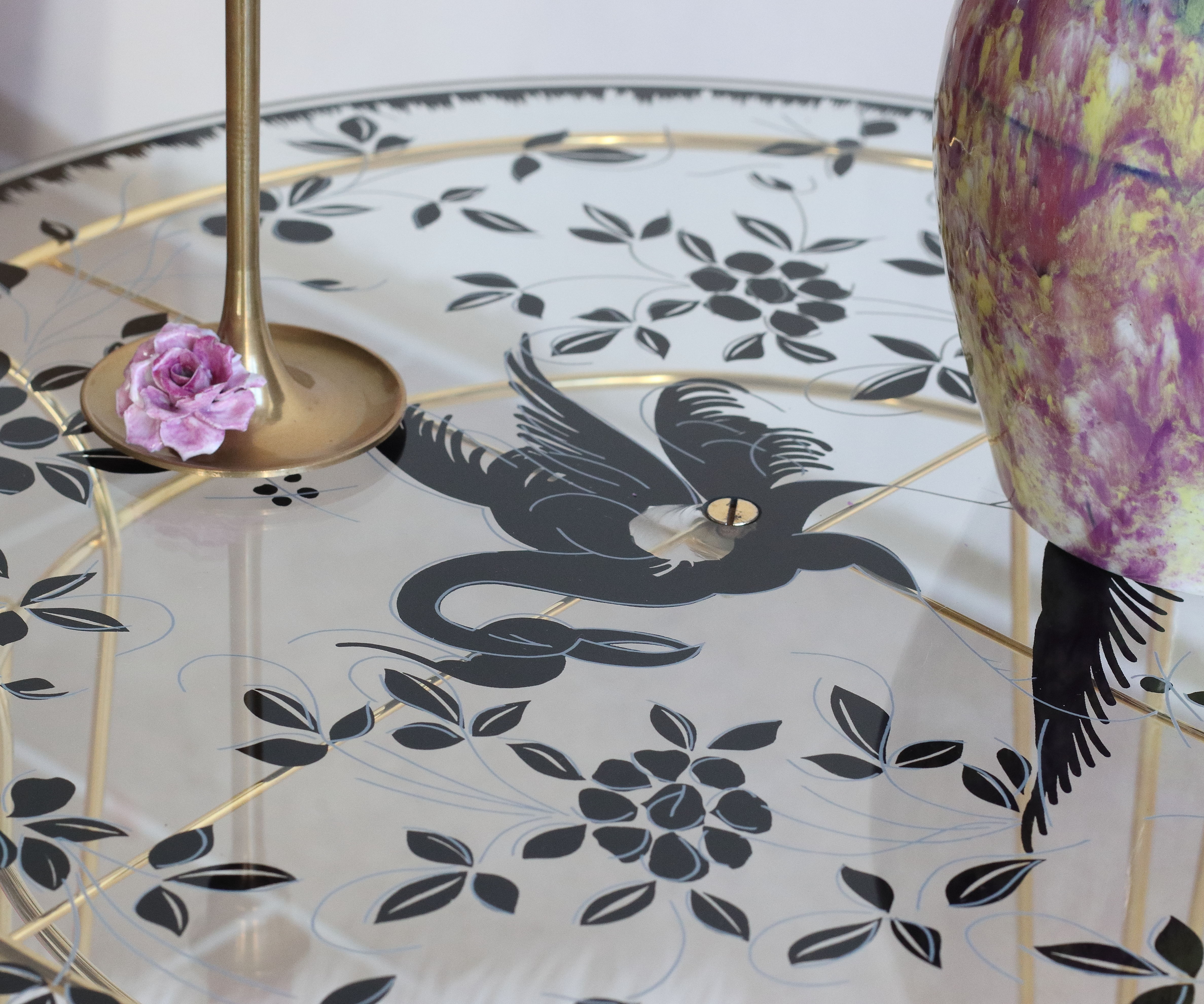 Table basse tripode en laiton doré et verre sérigraphié