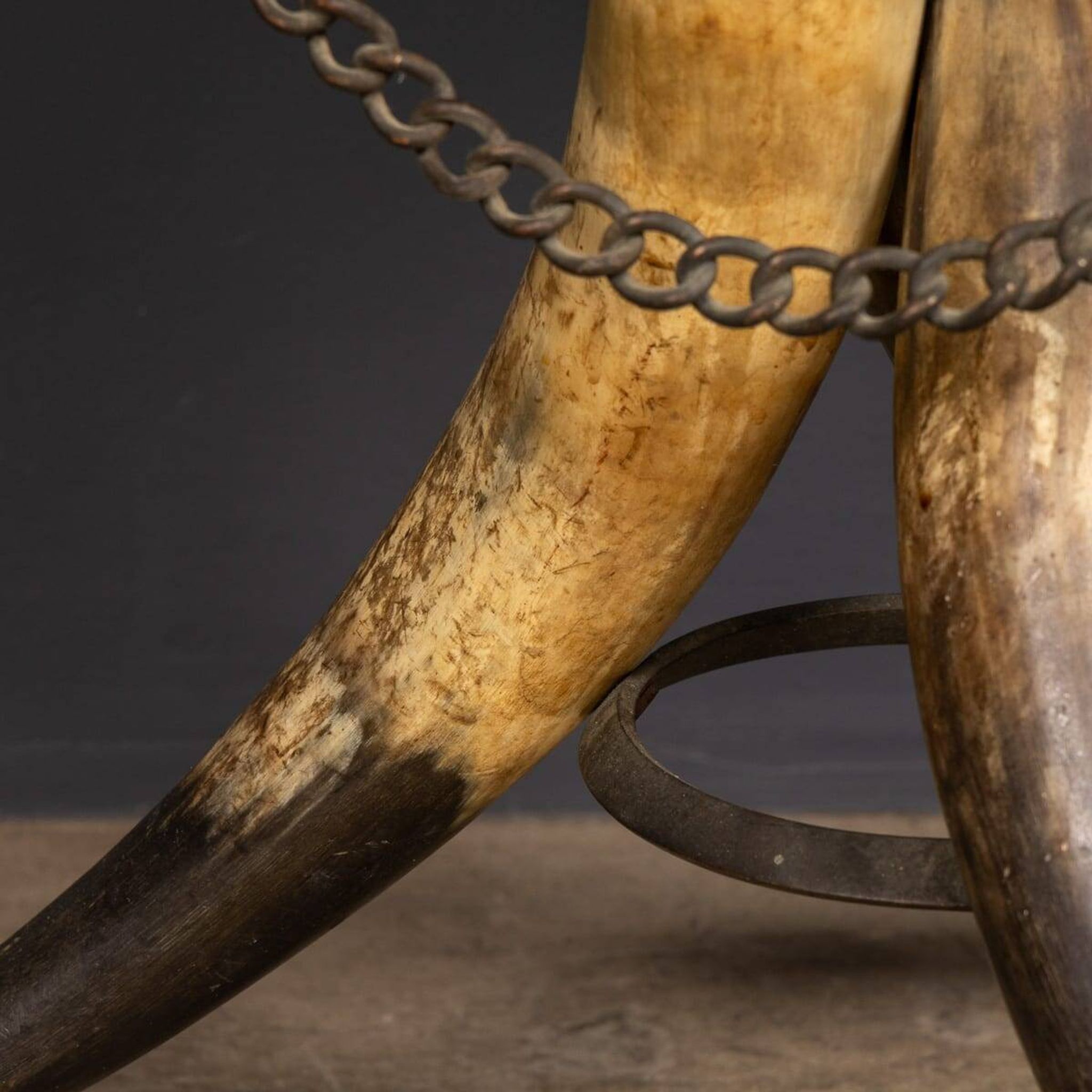 Tabouret en corne de vache victorien du 19e siècle vers 1890