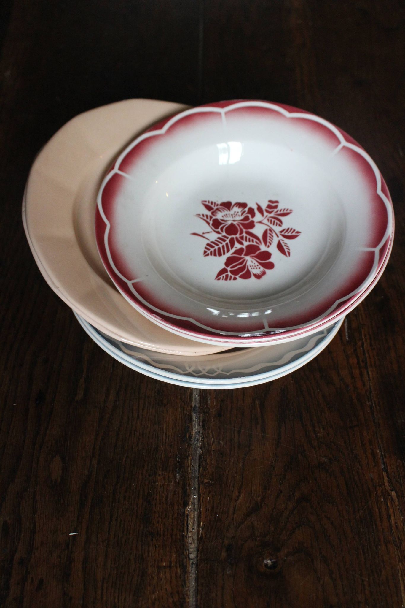 6 assiettes creuses dépareillé Digoin Sarreguemines rouge bleu rose