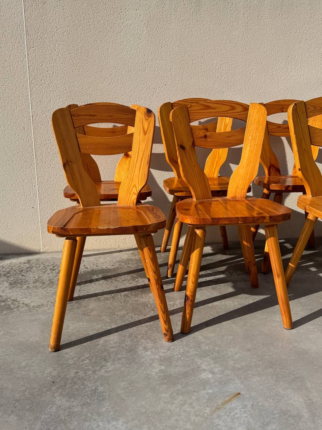 Set of 8 pine chairs in the Les Arcs design style by Charlotte Perriand from the 1970s.