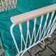 Fauteuil croisette en fer forgé avec coussins en velours vert