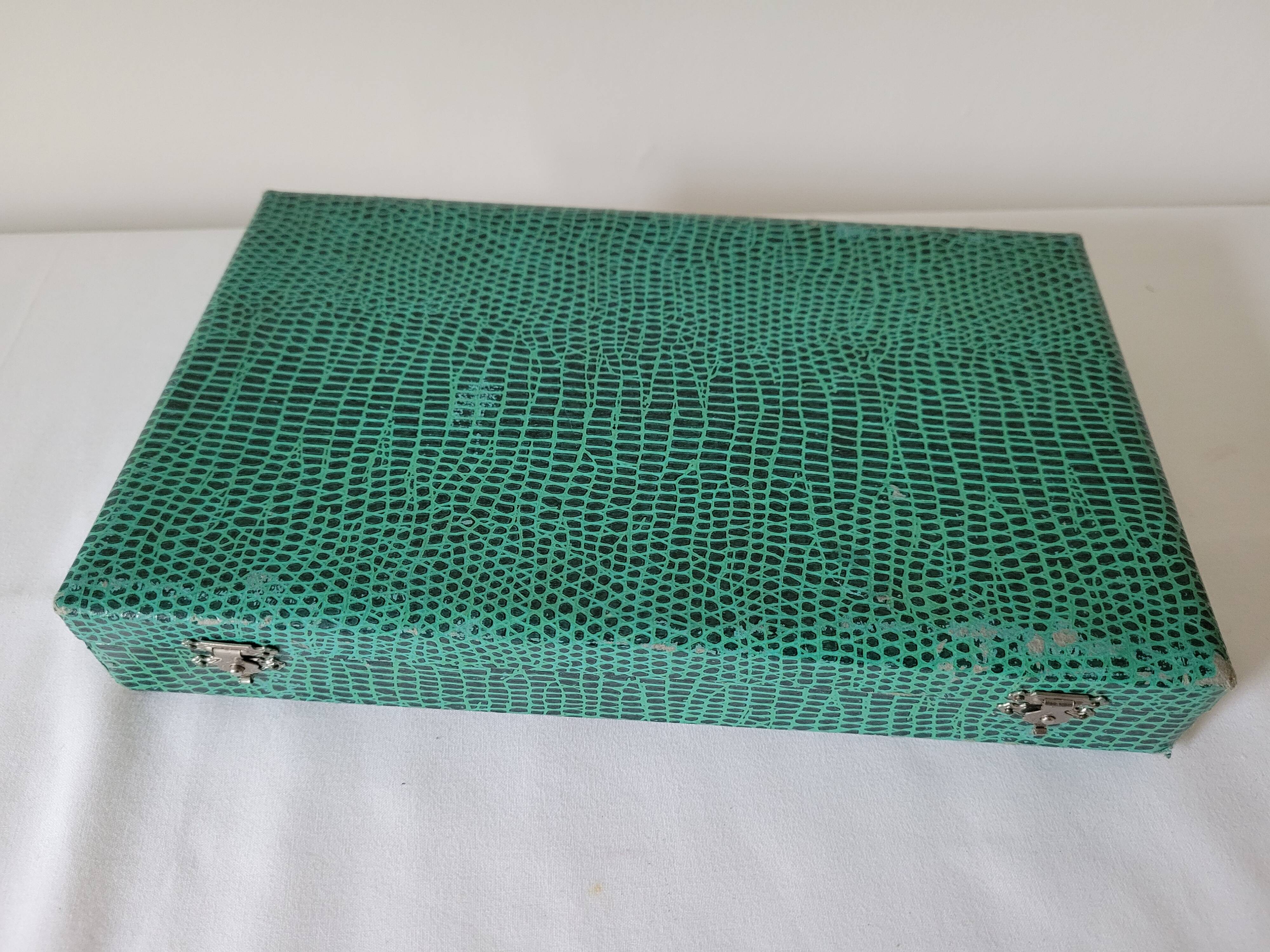 Box of 12 cheese knives