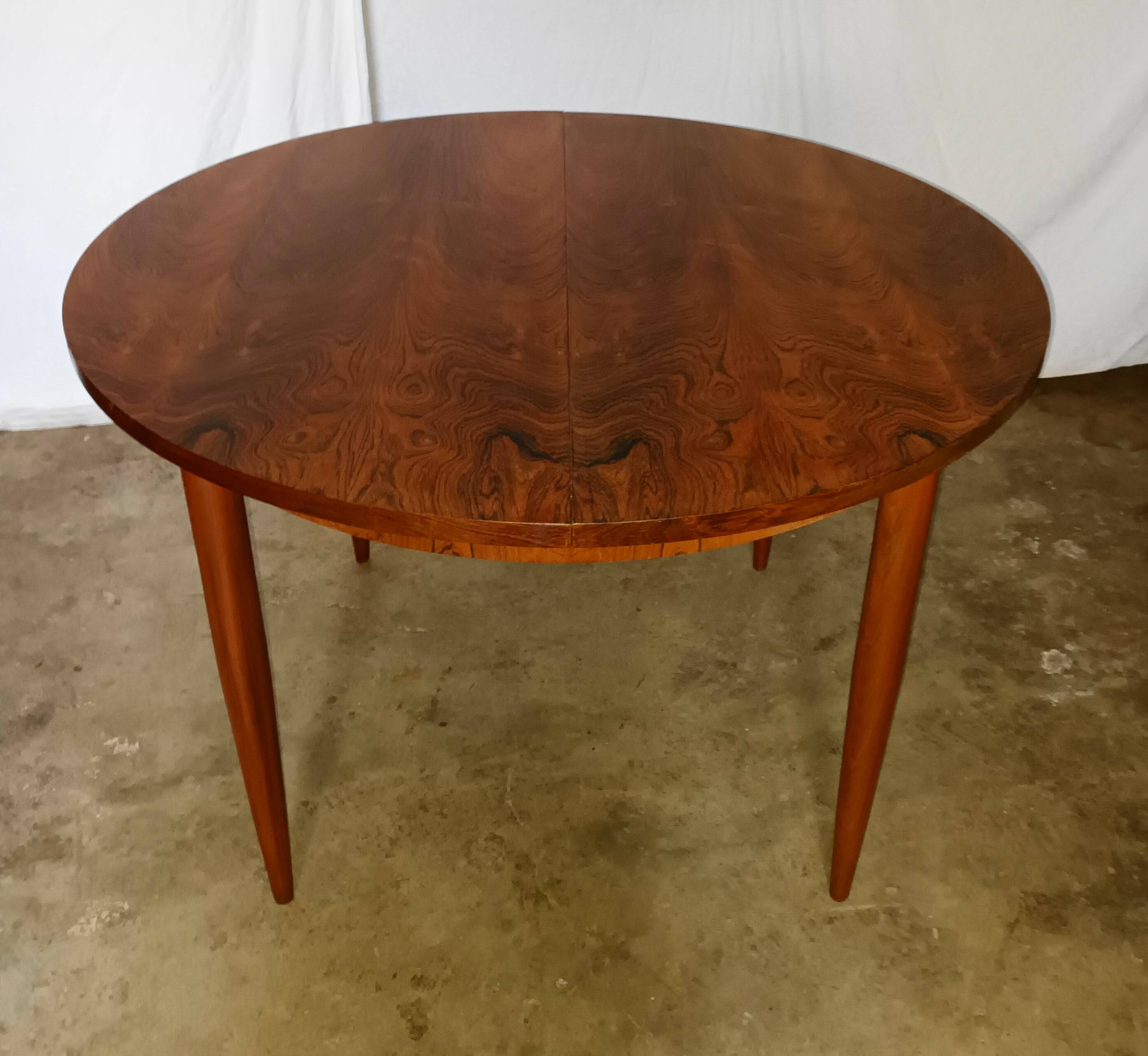 Round rosewood table with extension from the 70s