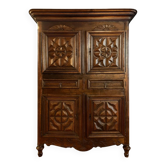 Eighteenth-century four-panel cabinet in solid walnut.