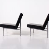 Paire de chauffeuses modernistes en cuir noir