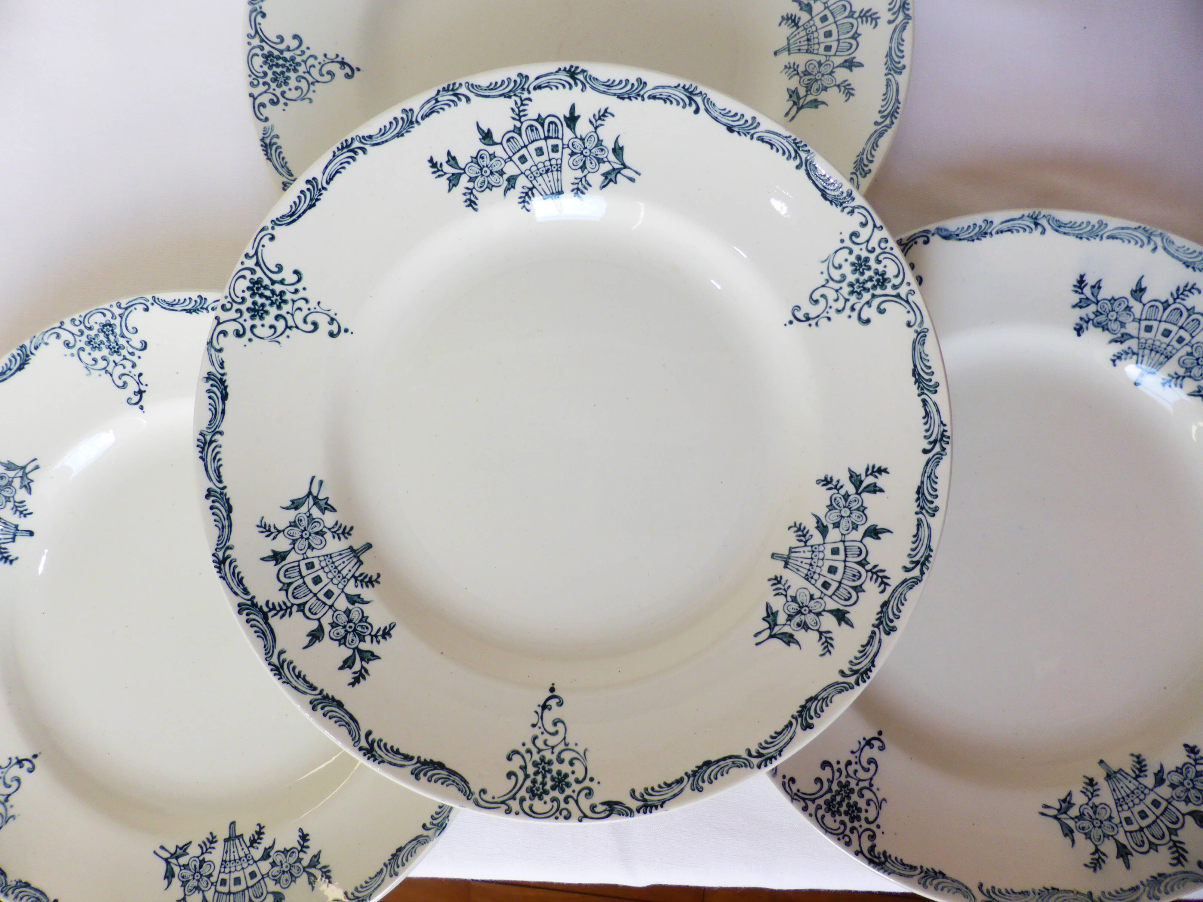 4 assiettes plates en terre de fer de St Amand