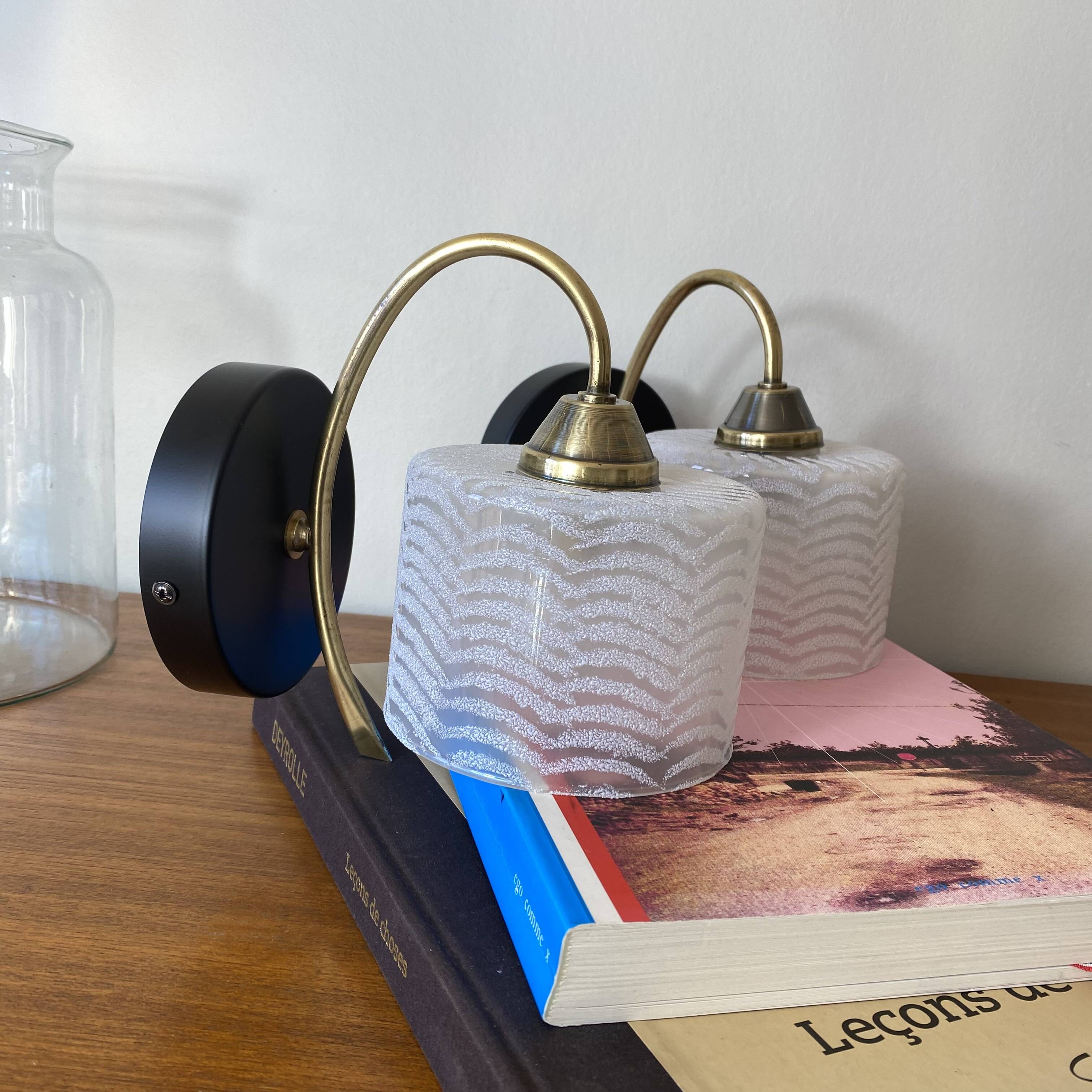 Paire d'appliques murales col de cygne en laiton et tulipe en verre blanc