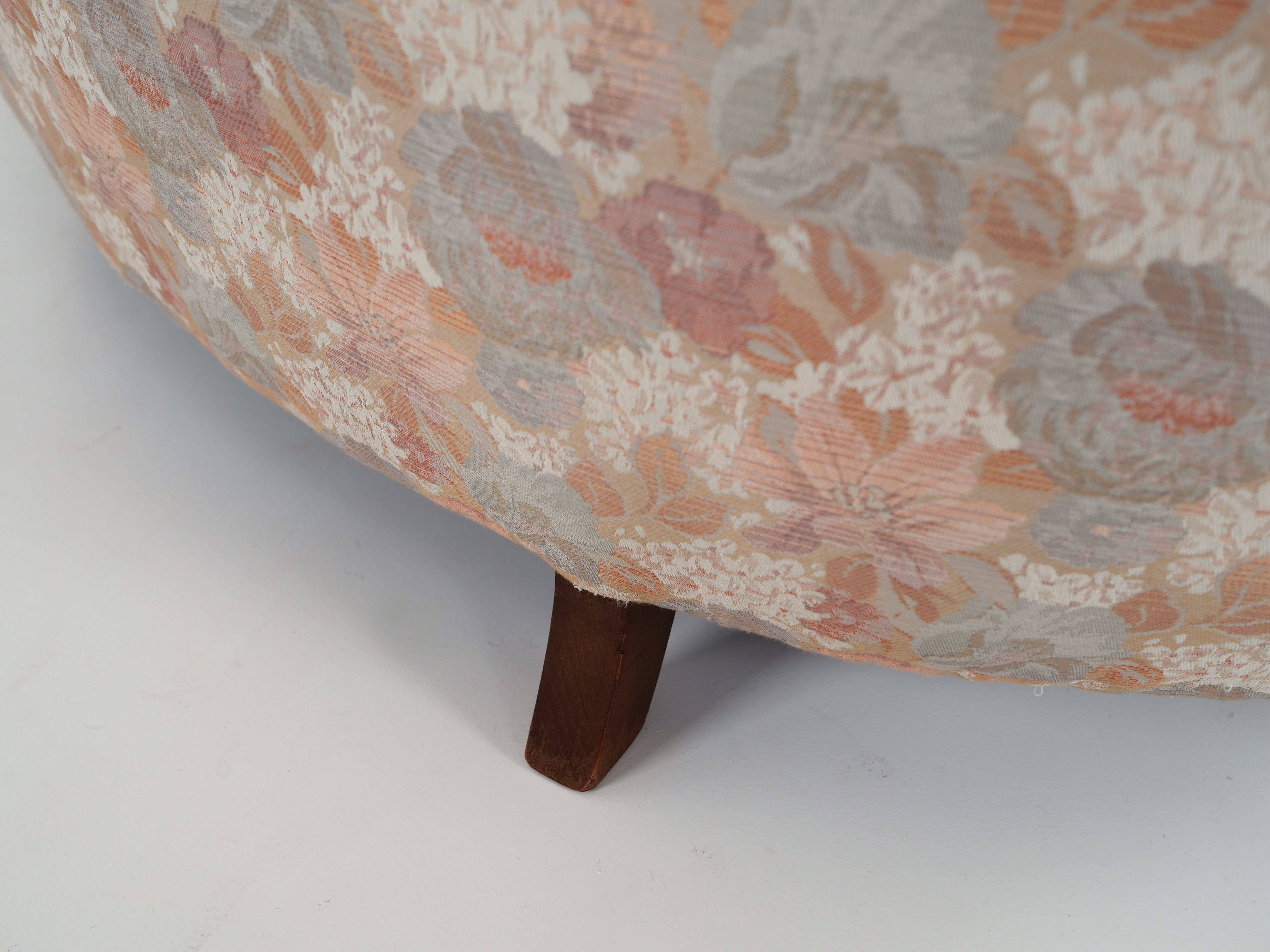 Banana-shaped sofa 1970s design