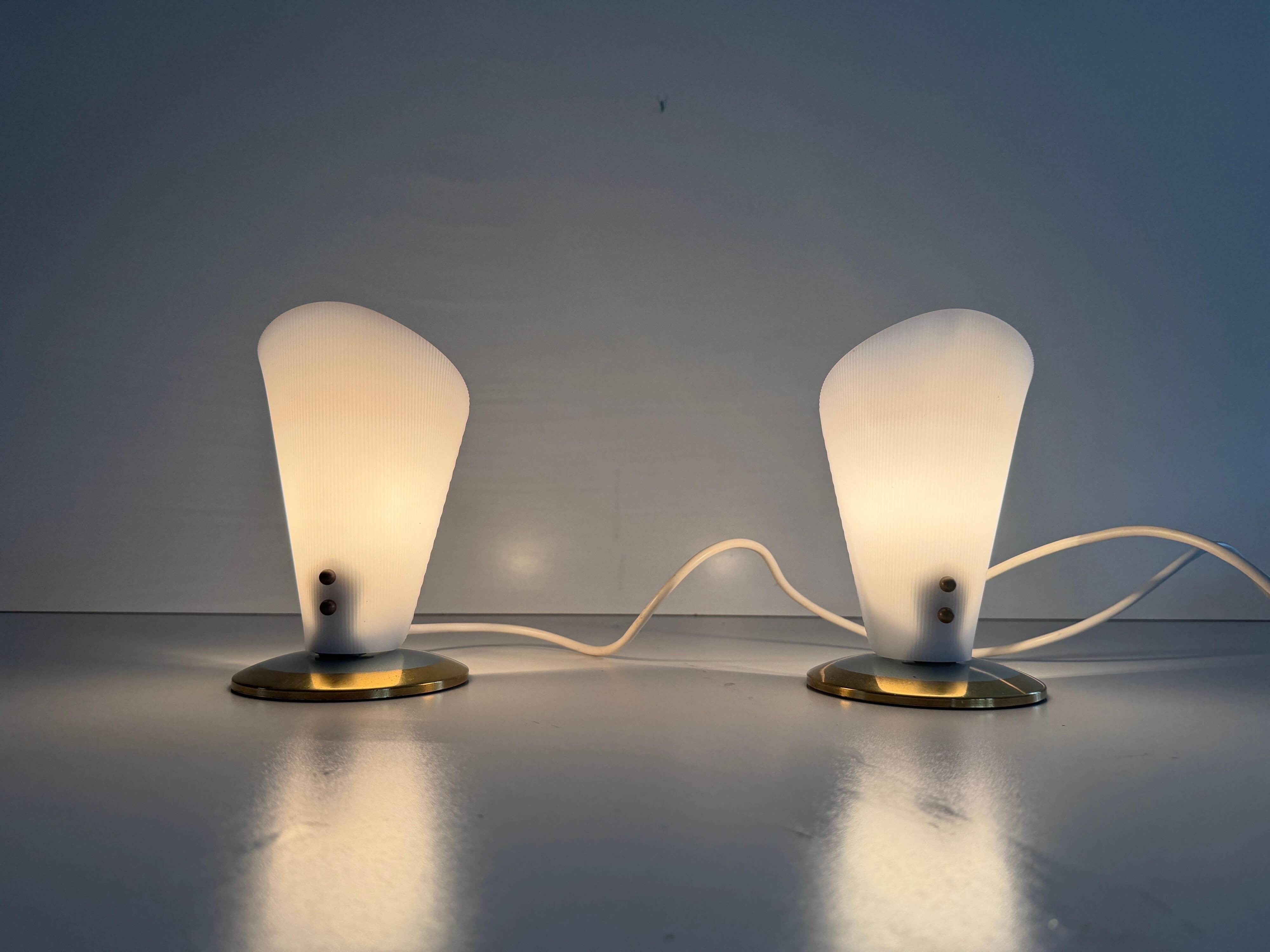 Paire de lampes de bureau du milieu du siècle à tête en plexiglas et base en métal, années 1960, Allemagne