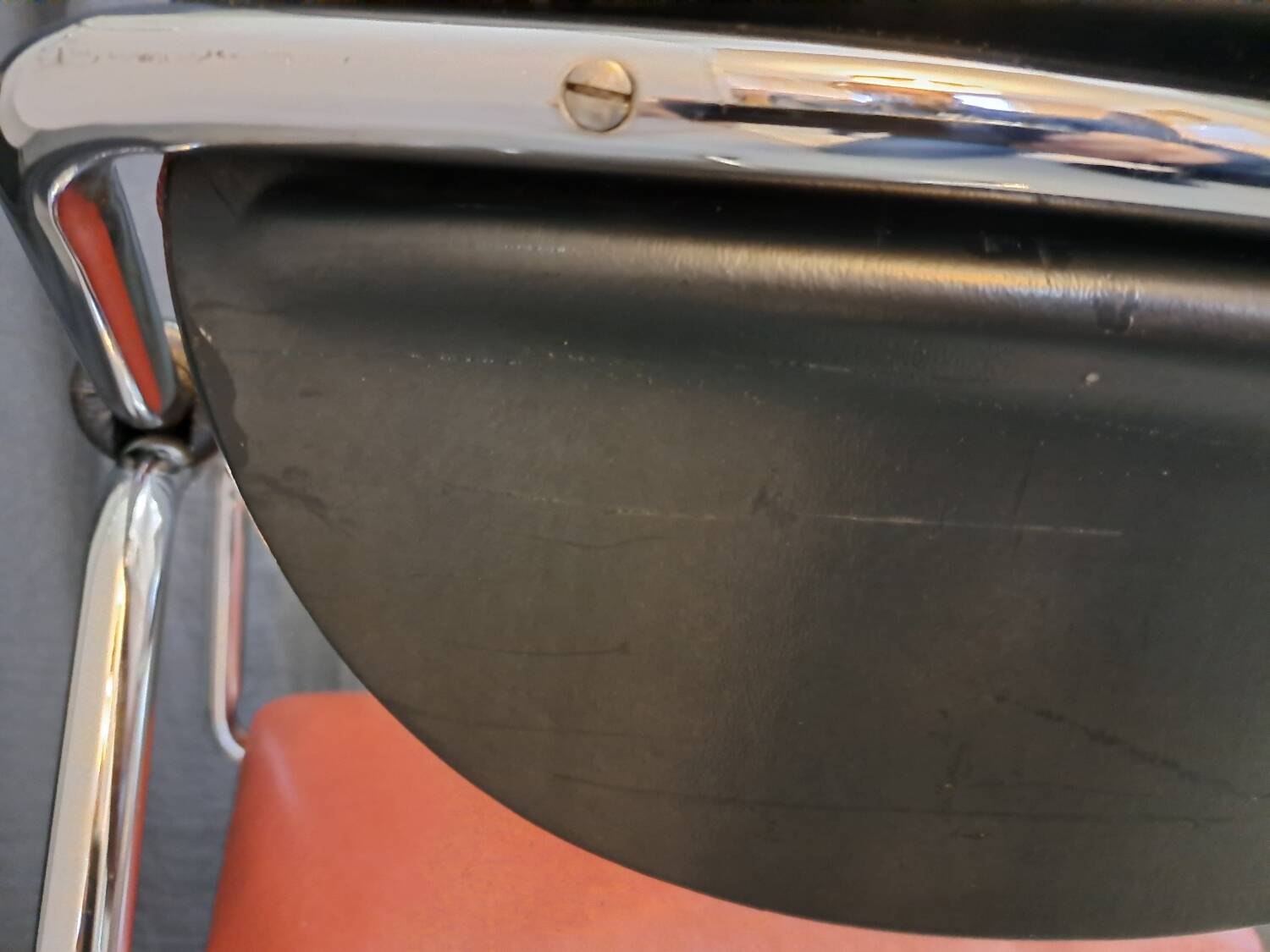 Kevi armchair in skai and chrome metal