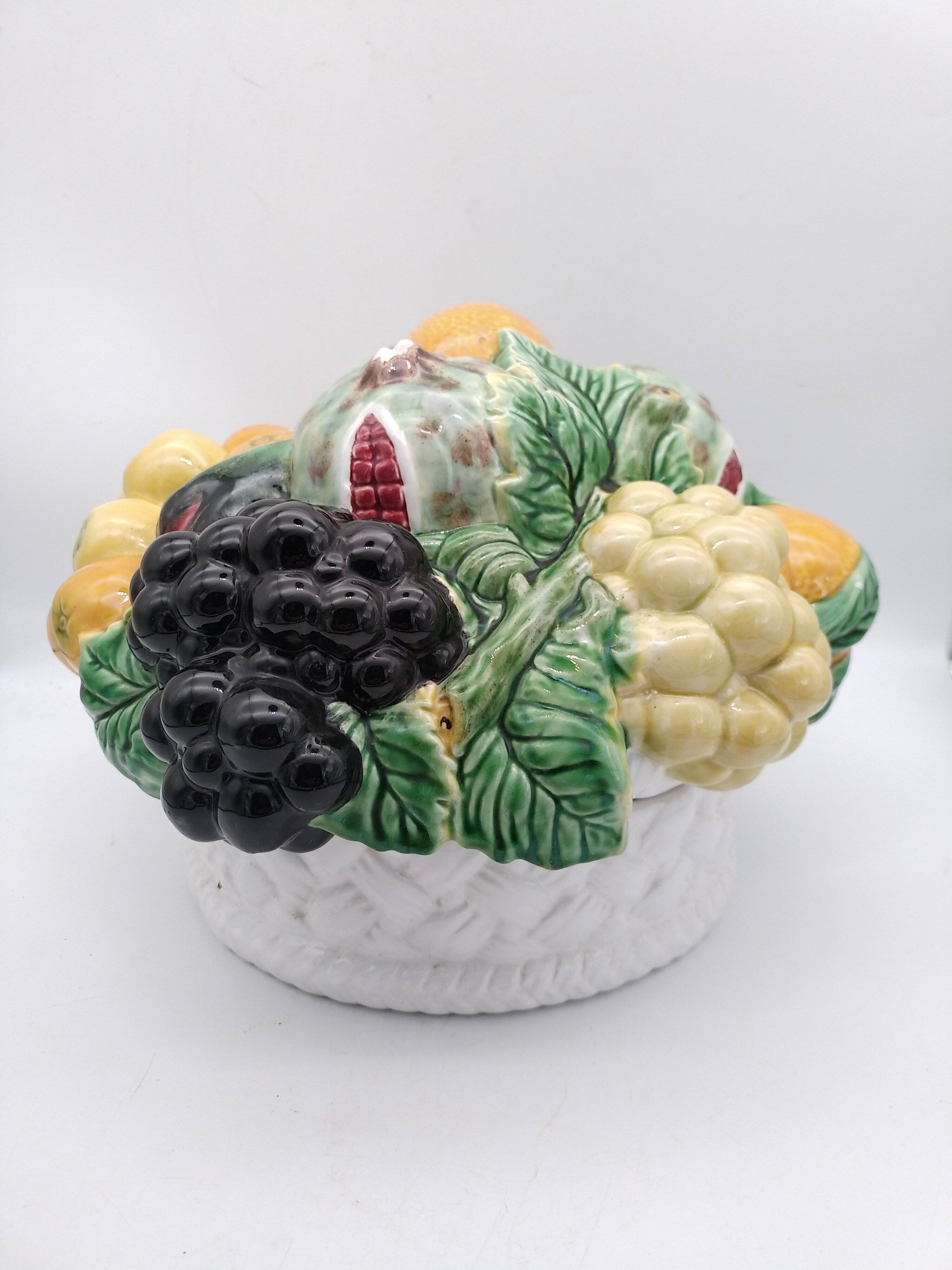 Fruit basket with lid. Enameled barbotine. Large model. Bordallo Pinheiro