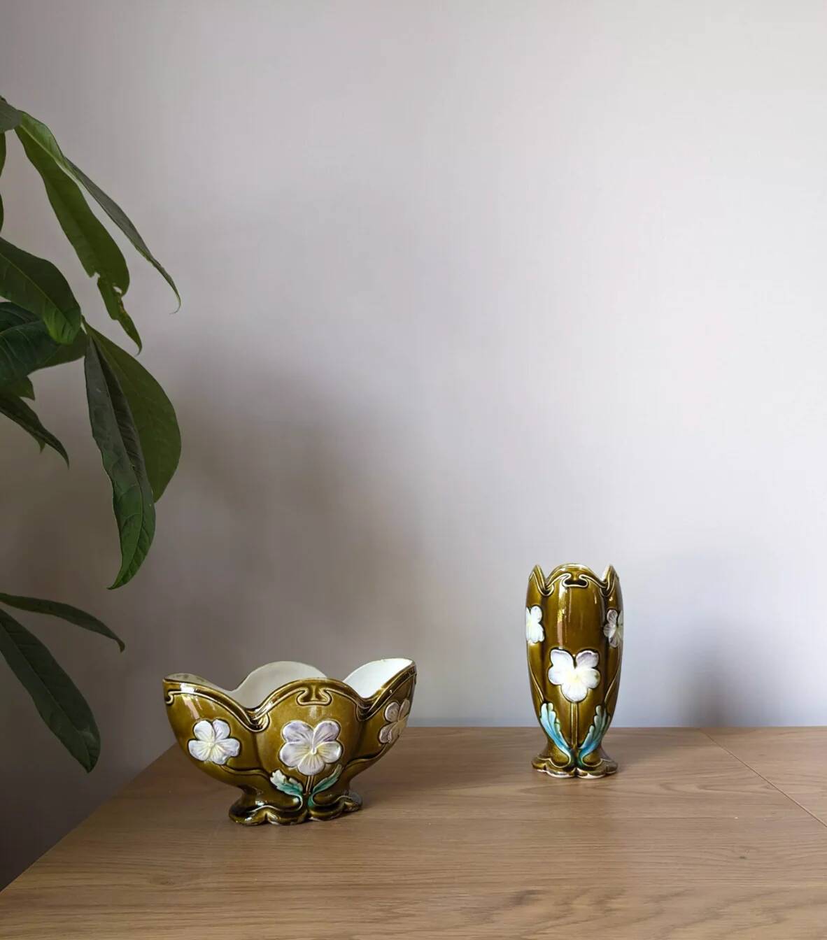 Paire de vases en barbotine