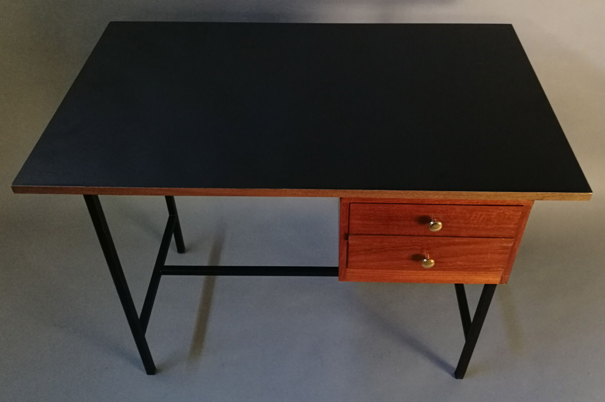 Bureau des années 50/60 en formica noir, acajou, doré