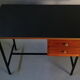 Bureau des années 50/60 en formica noir, acajou, doré