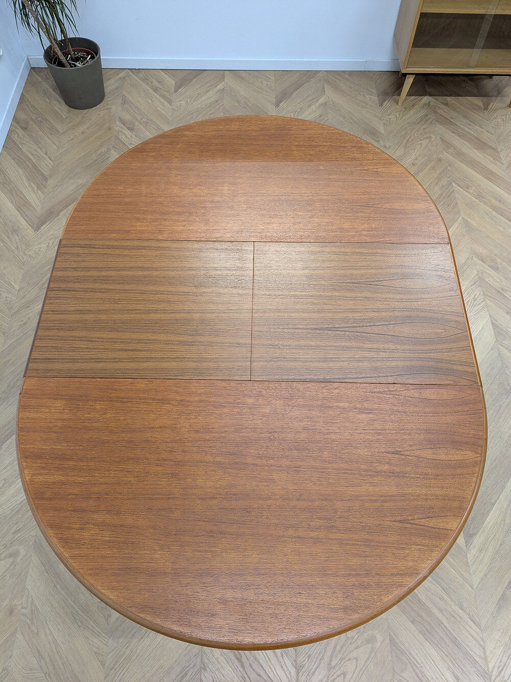 Scandinavian extendable round table