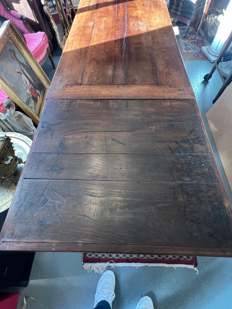 Rustic solid wood table: Elegance and functionality for your family meals, 19th century.