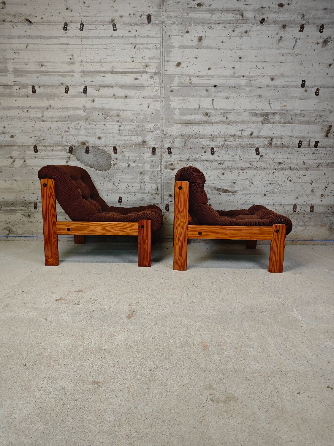 Pair of armchairs in pine and velvet